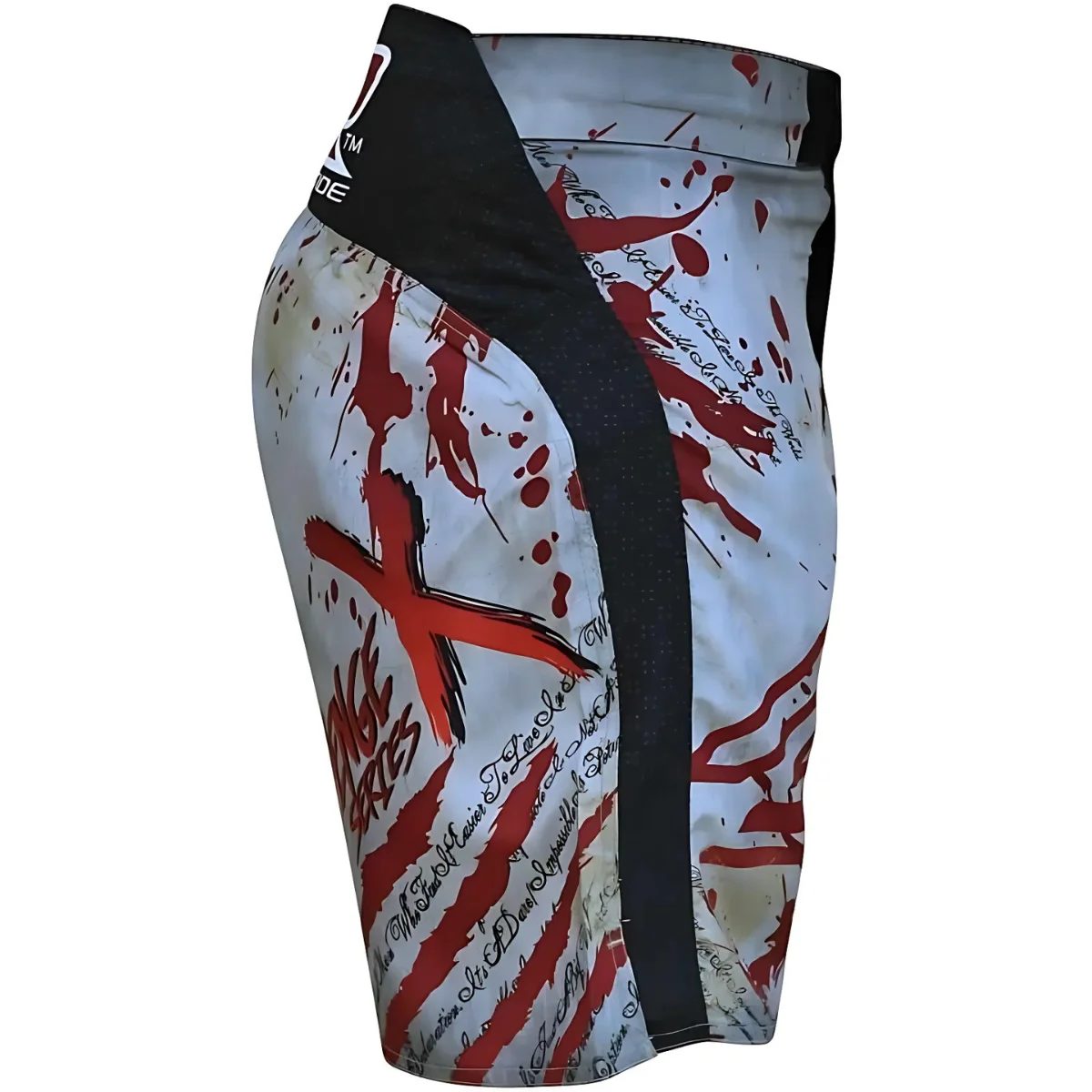 MMA-shorts met bloedspatontwerp en tekst op een witte achtergrond.