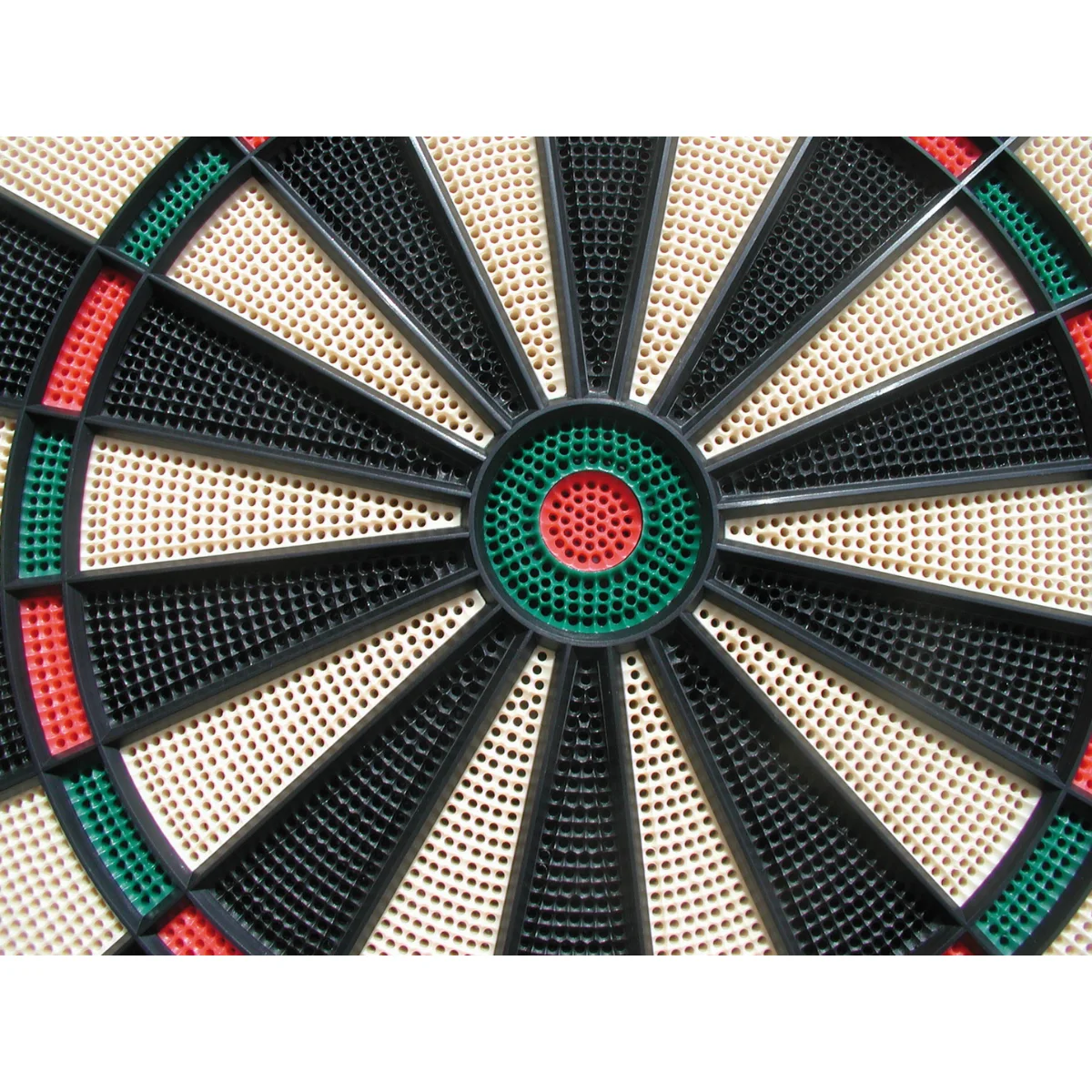 Een close-up van een dartbord, met een crème en zwart oppervlak. Het centrum is groen en rood.