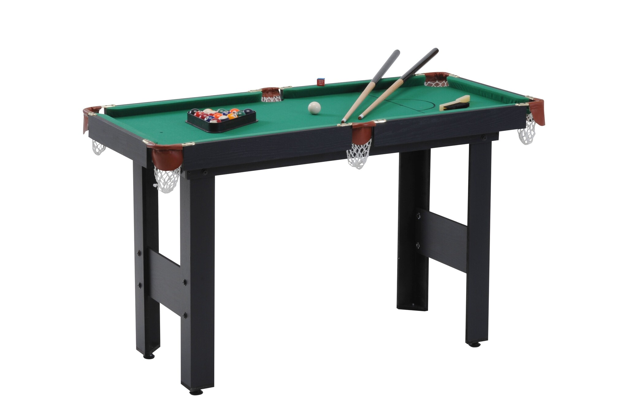 Table de billard miniature avec feutre vert, un jeu de boules de billard et deux queues. Cadre noir.
