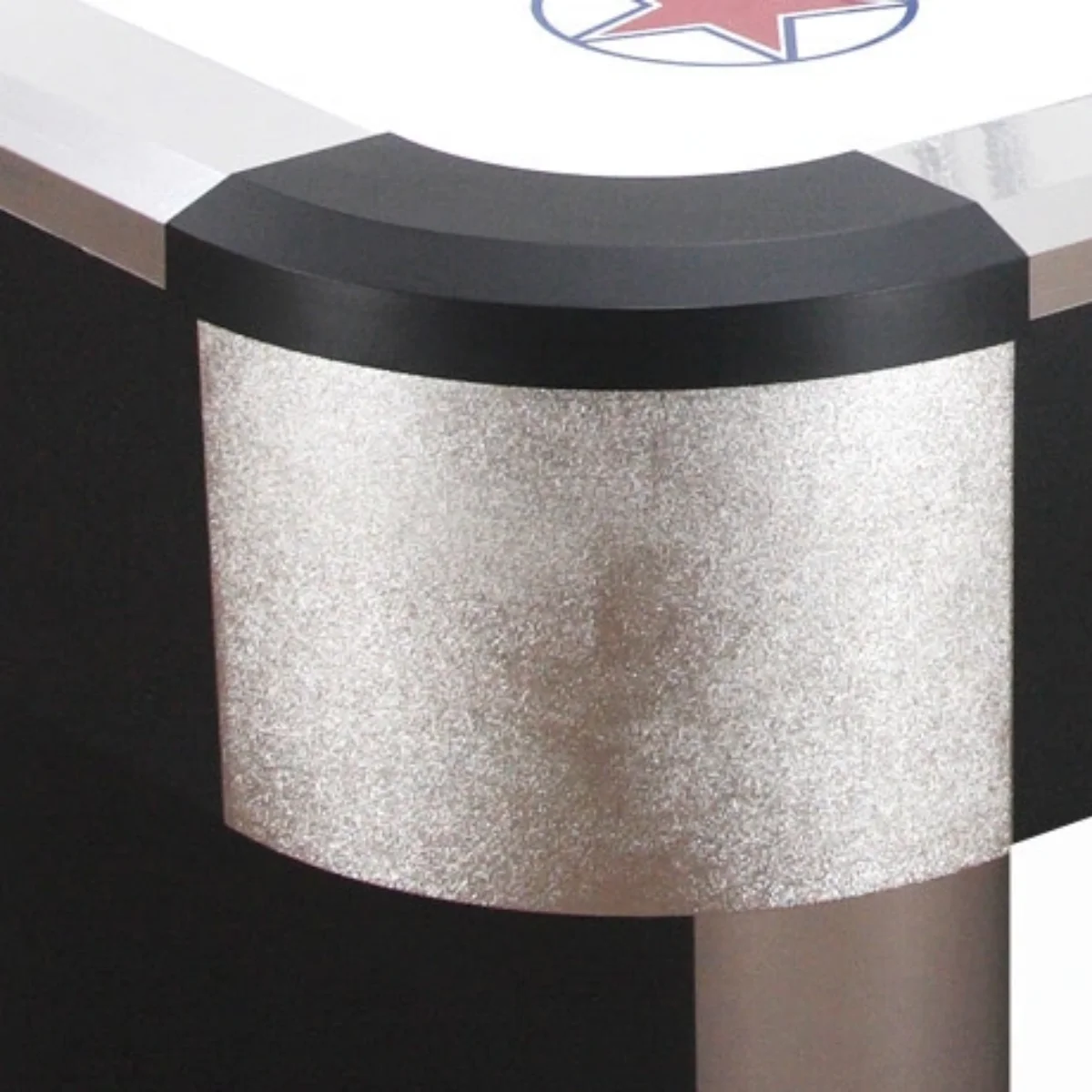 Angolo di un tavolo da air hockey. Colori argento, nero e bianco.