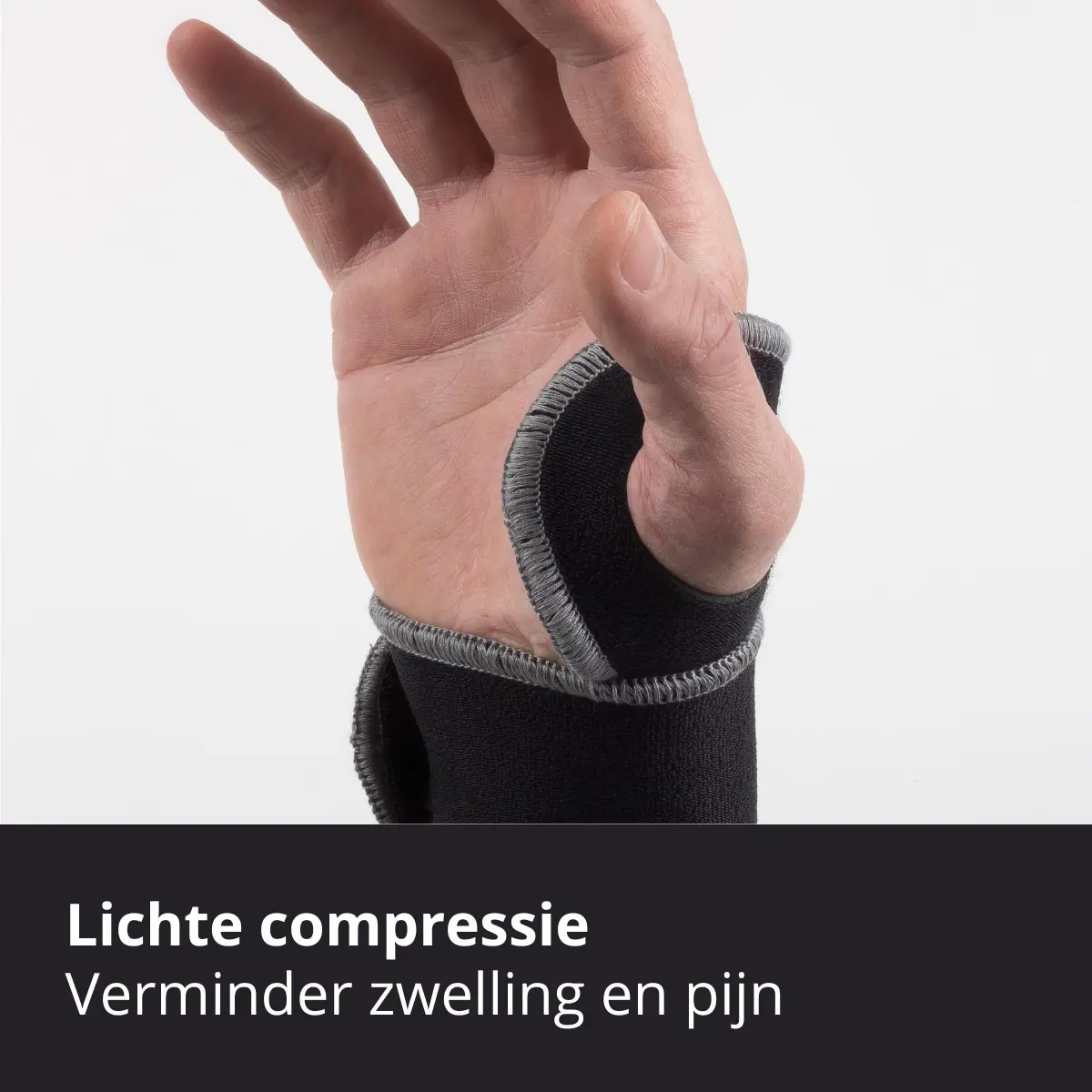Main portant une attelle de poignet noire. Texte: 'Lichte compressie, Verminder zwelling en pijn.'
