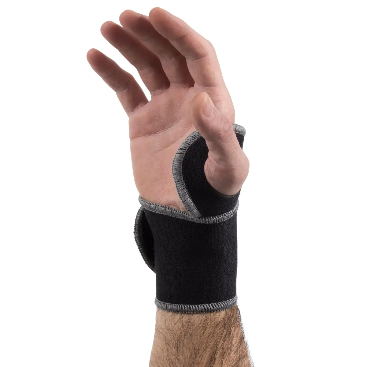 La main d'une personne portant une attelle de poignet noire avec une garniture grise.