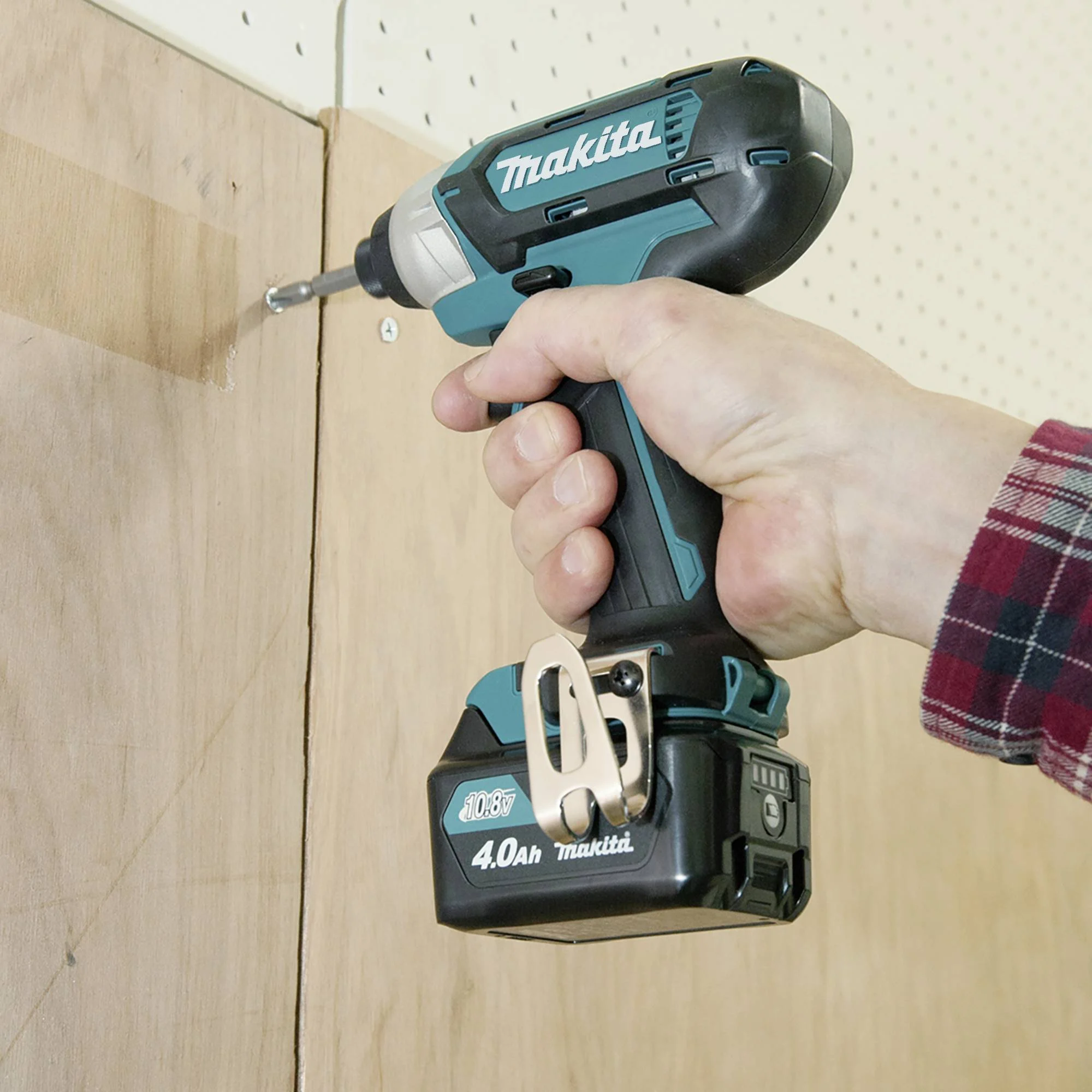 Una mano che tiene un trapano Makita.
