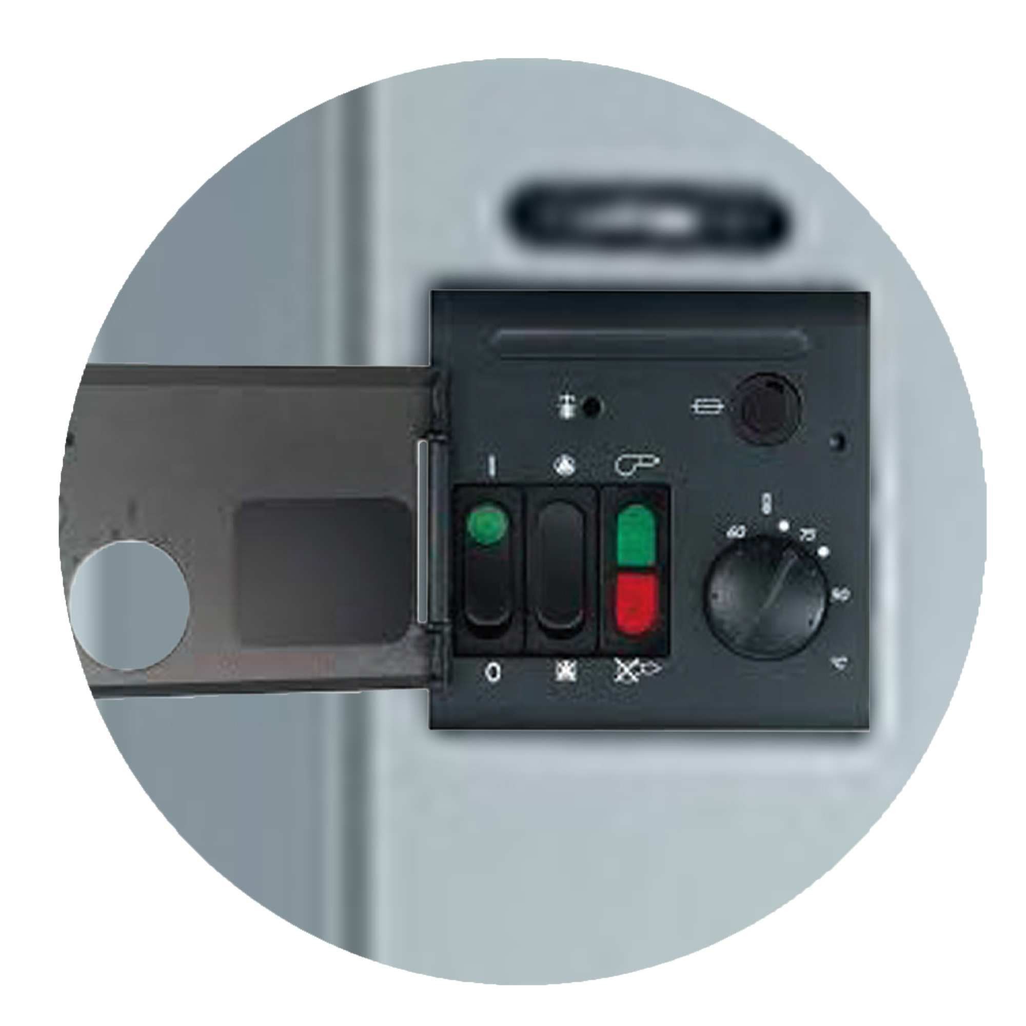Primer plano de un panel de control con interruptores, un dial y luces indicadoras, en círculo.