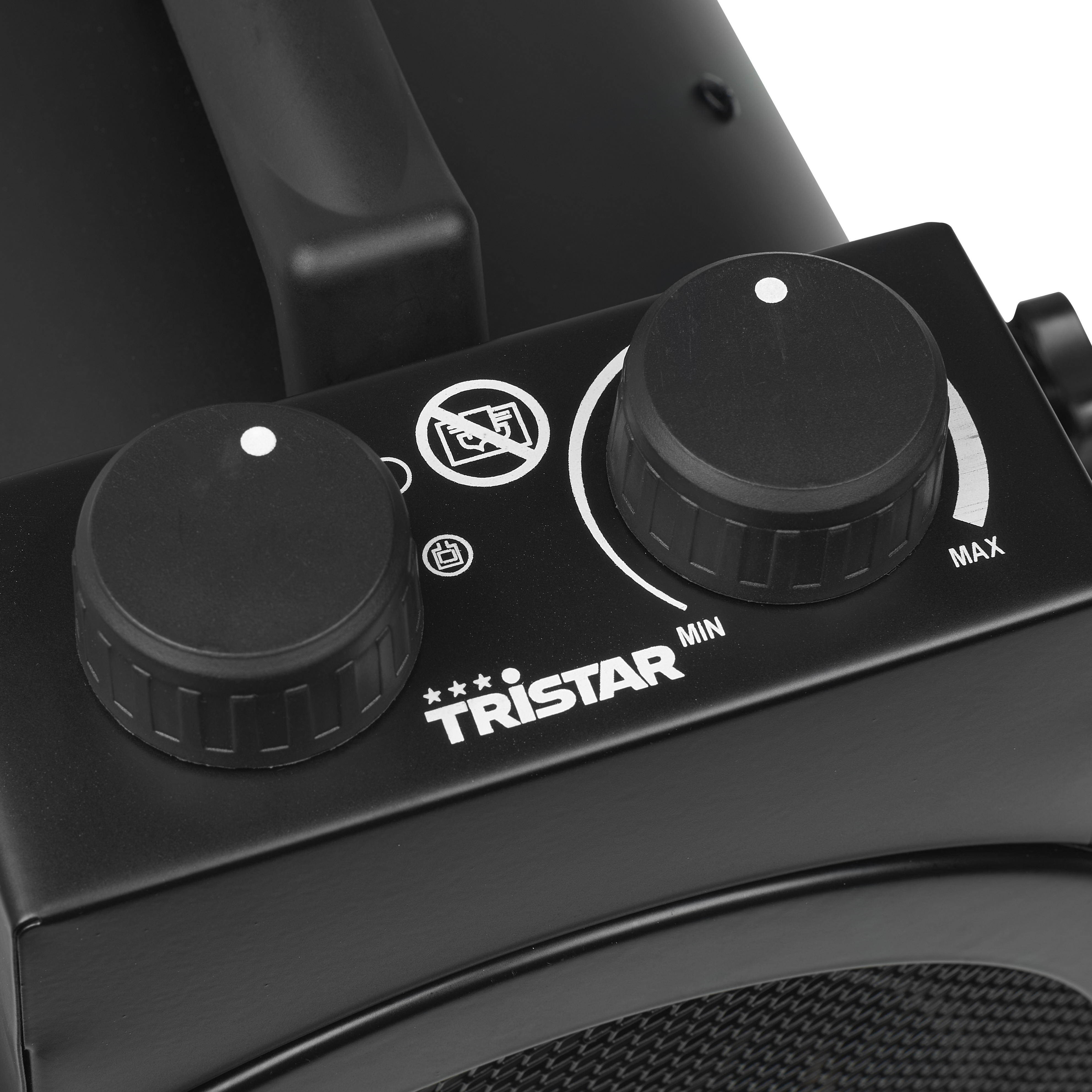 Close-up van zwarte bedieningsknoppen van een apparaat. Op het label staat Tristar.