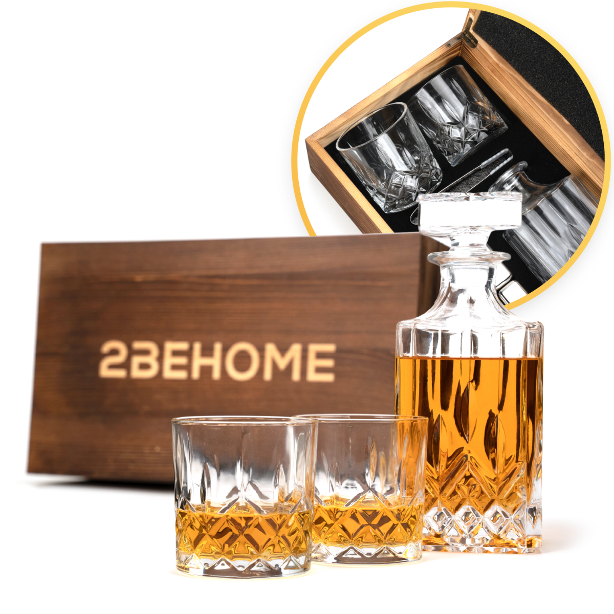 Ensemble à whisky : boîte en bois, carafe et deux verres avec whisky. Anneau jaune autour.
