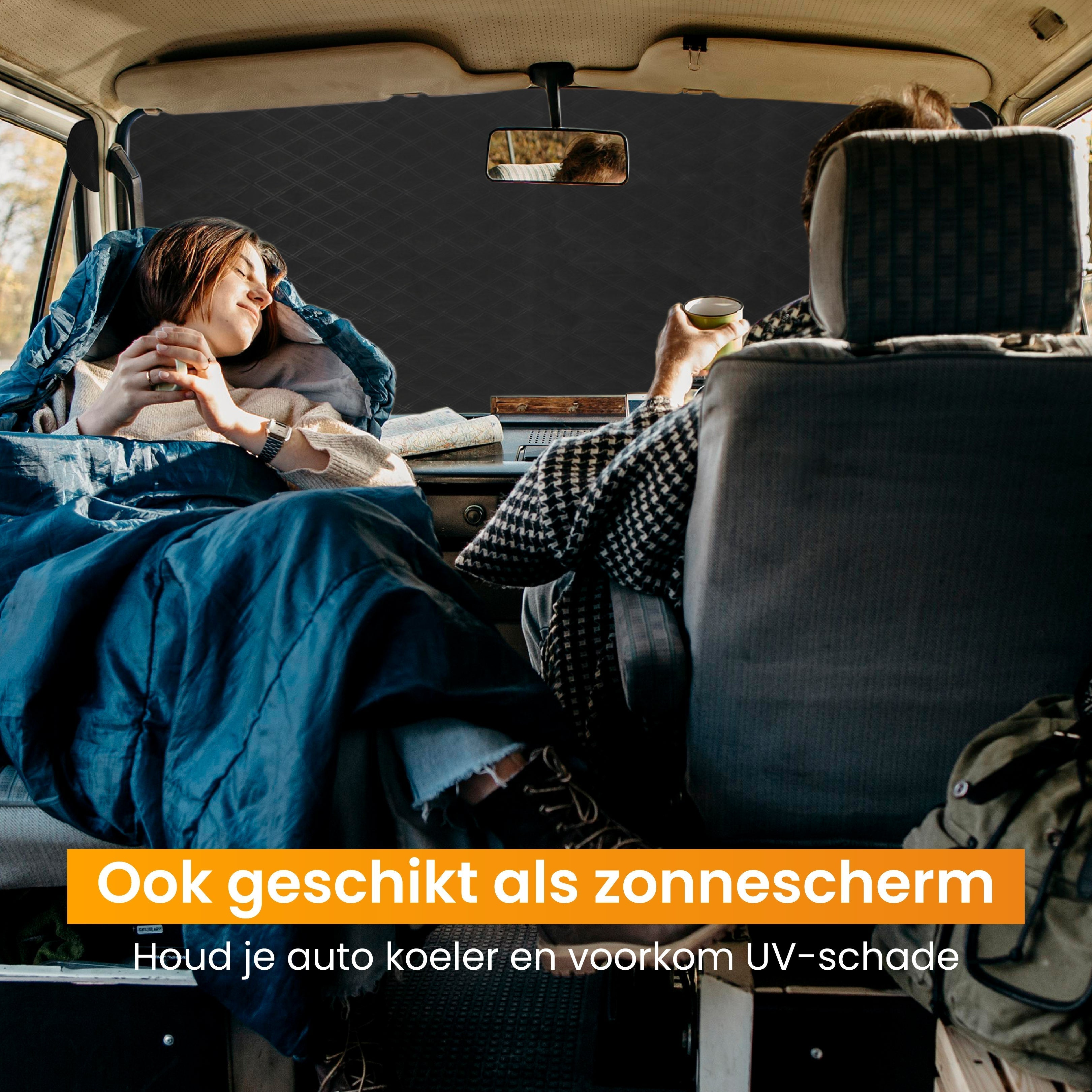 Deux personnes dans une camionnette, l'une dormant, l'autre tenant une tasse. Pare-soleil noir.
