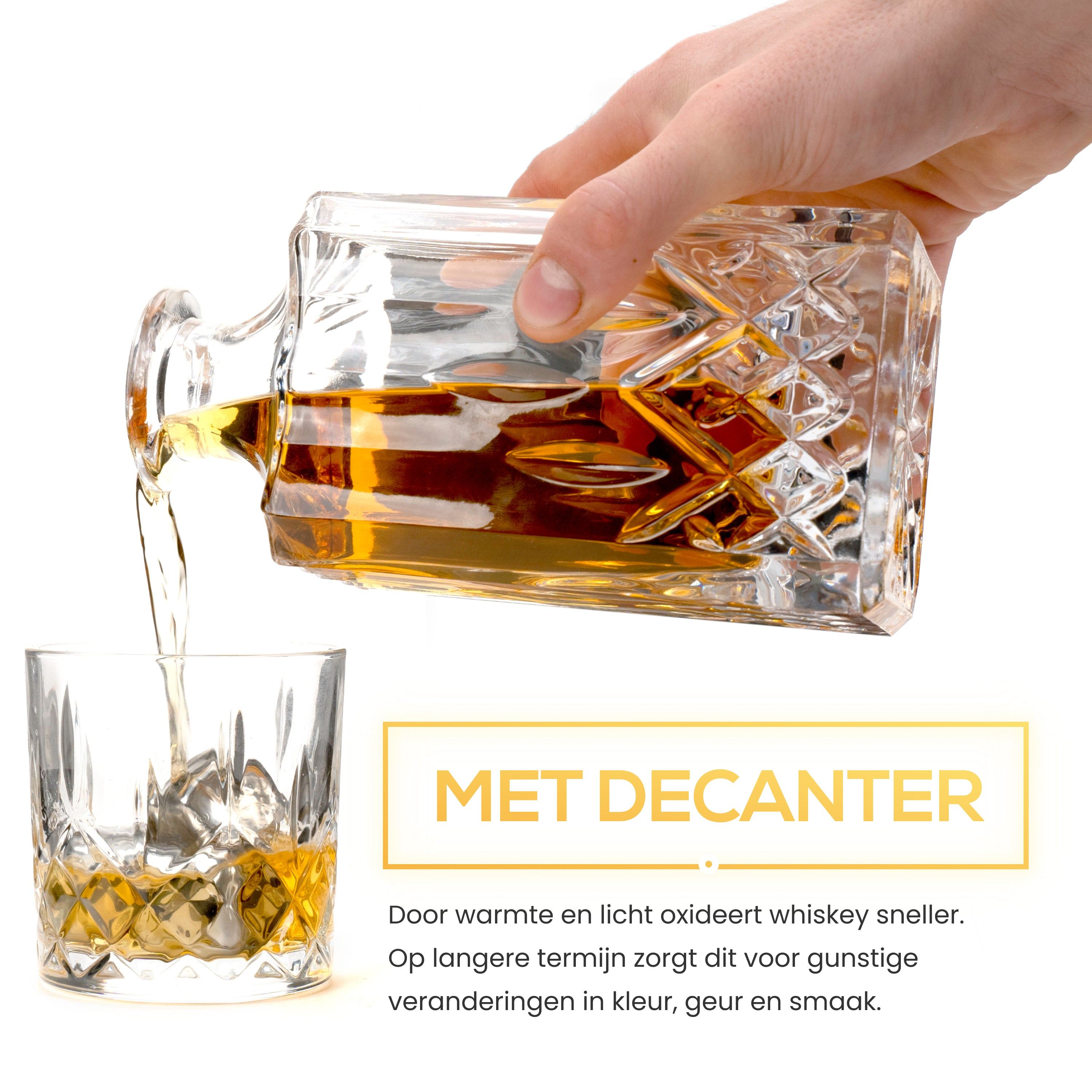 Une main verse du liquide ambré d'une carafe en cristal dans un verre. Le texte dit 'MET DECANTER'.