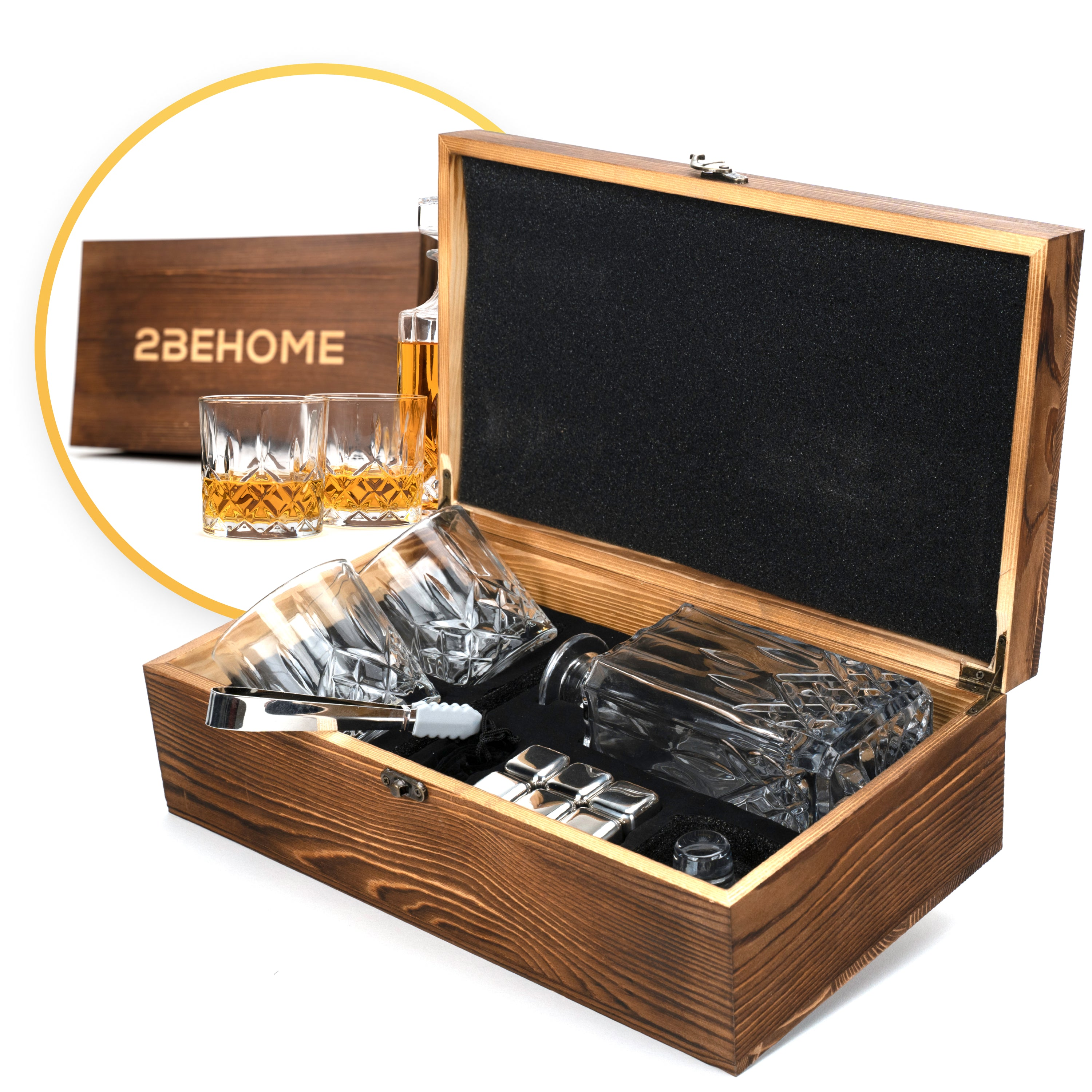 Coffret cadeau en bois avec verres à whisky, carafe et pierres à glace. La boîte dit 2BEHOME.