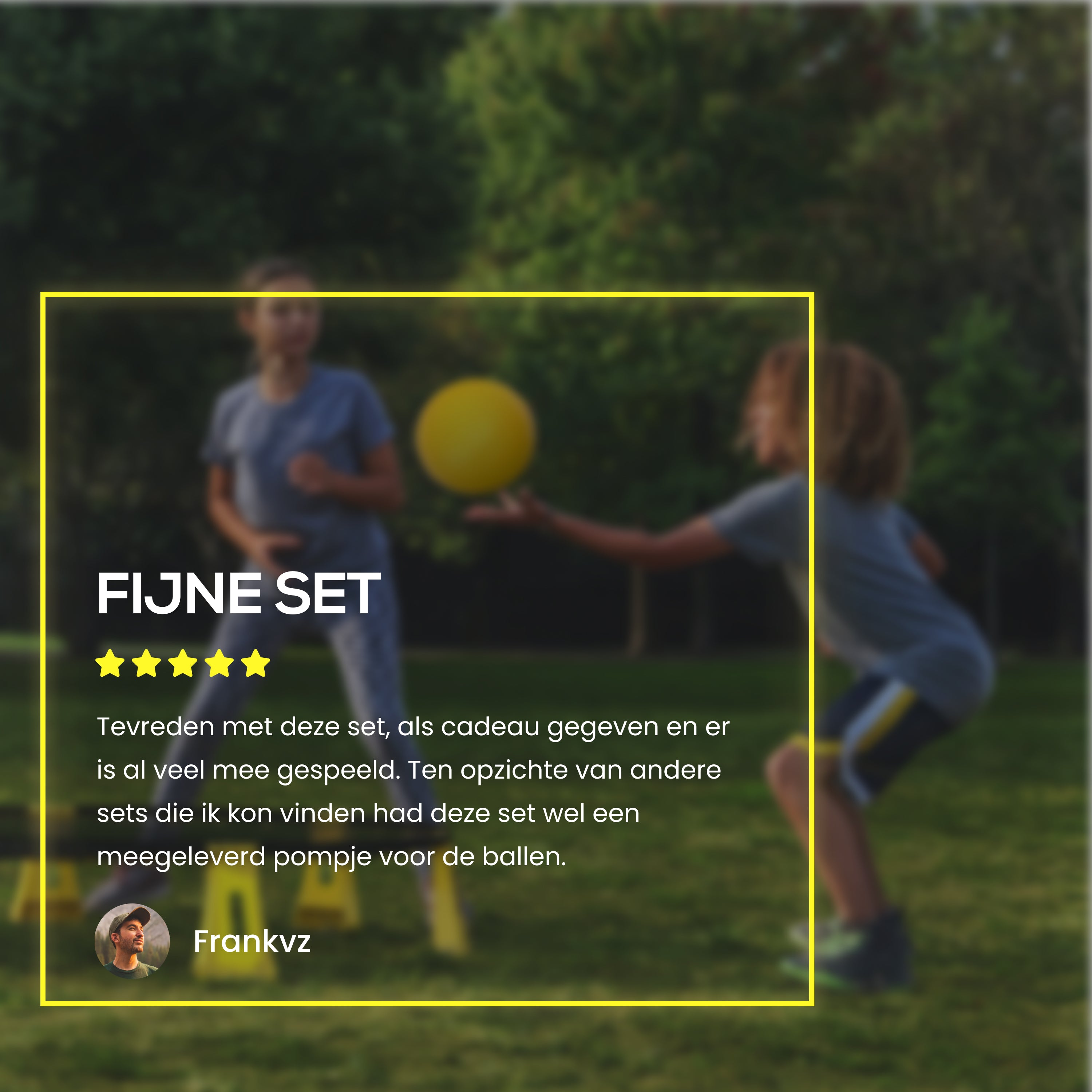 Deux enfants jouant avec un ballon jaune dans un champ.
