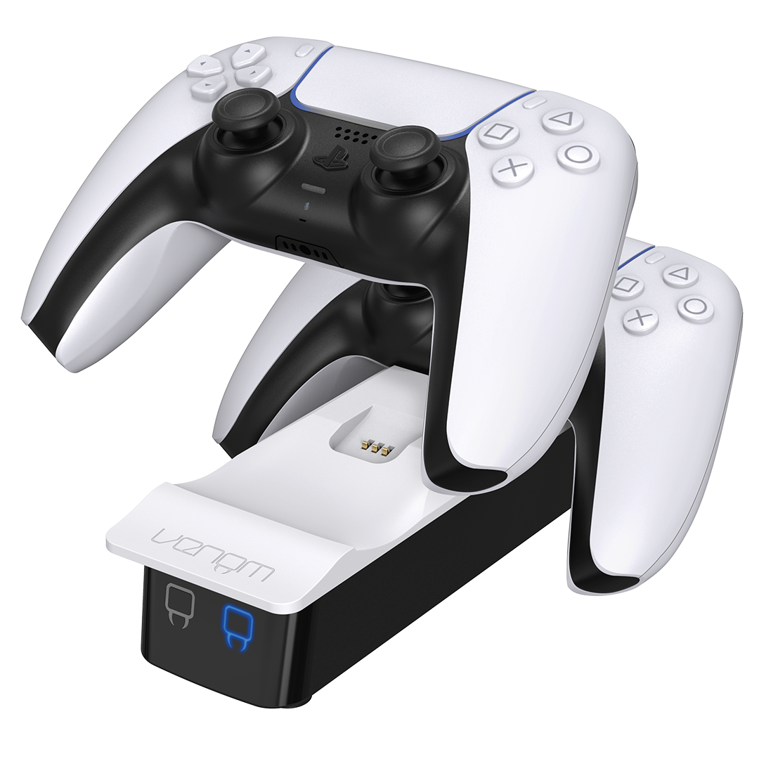 Twee witte Playstation 5 controllers op een wit oplaadstation.