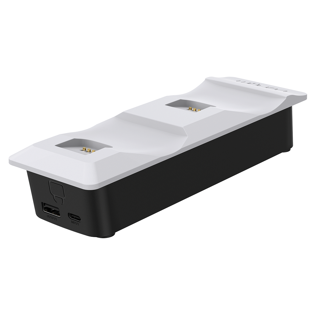 Wit en zwart oplaadstation. Het heeft twee oplaadslots en een USB-poort. De achtergrond is zwart.