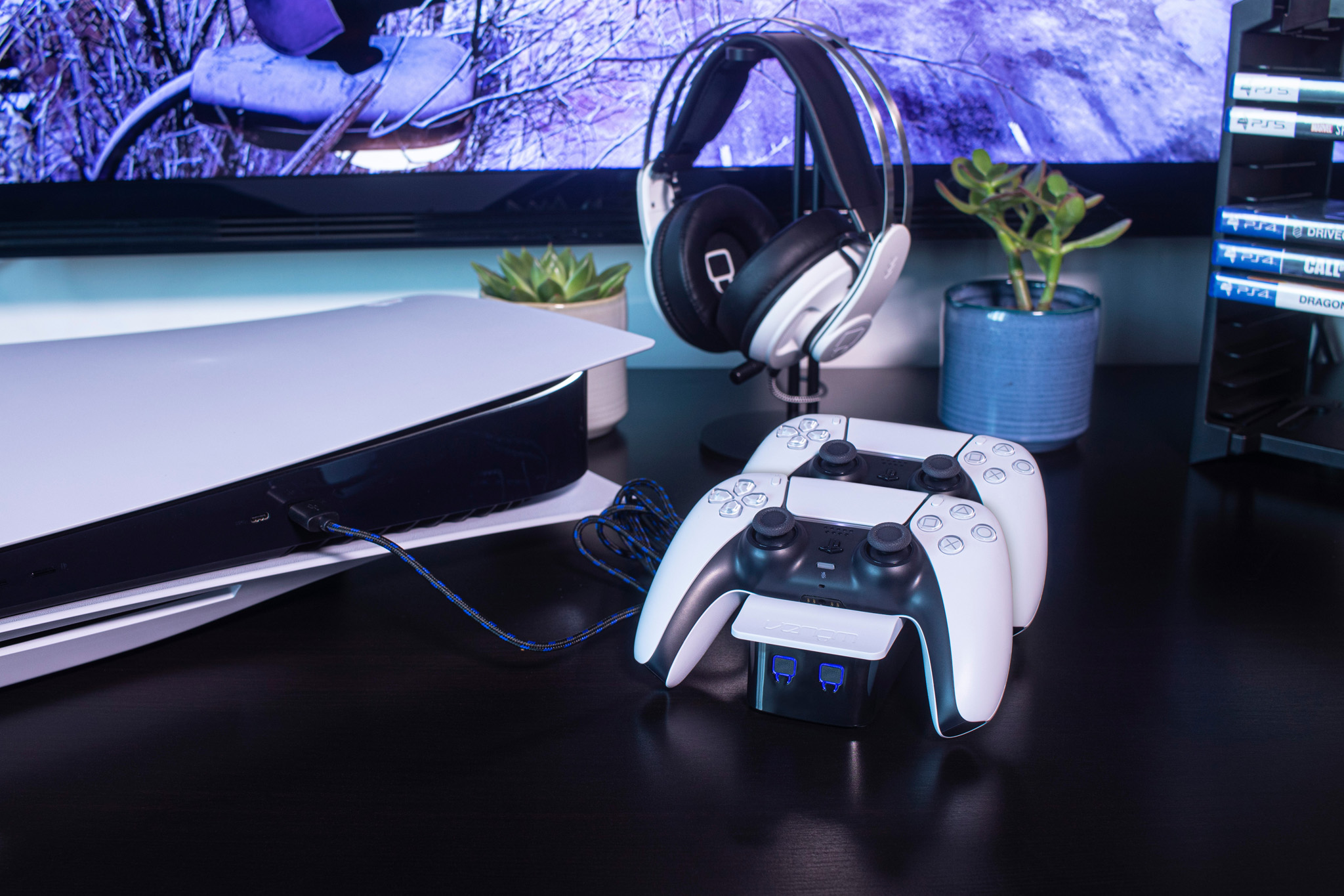 Een gaming-opstelling met een console, controllers en een headset.