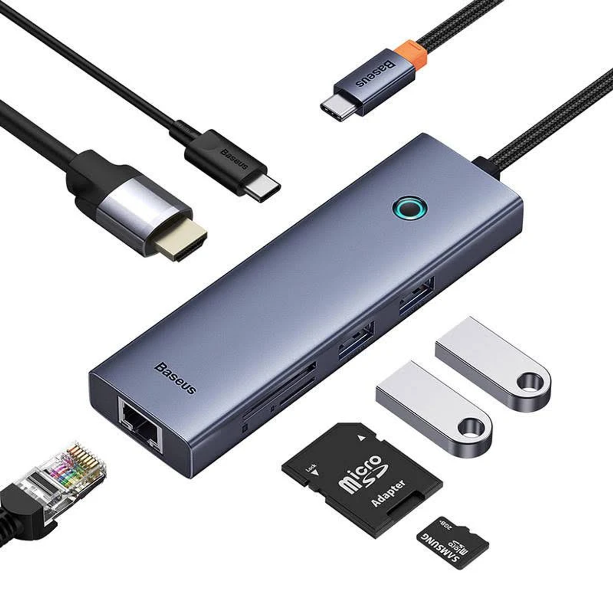 Adattatore multi-porta grigio con varie porte USB e micro SD e cavi.