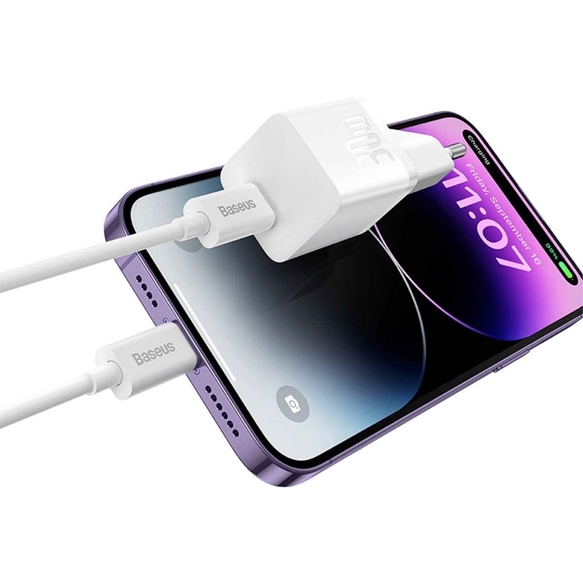 iPhone met witte oplader en kabel. Paarse telefoon. Witte achtergrond.