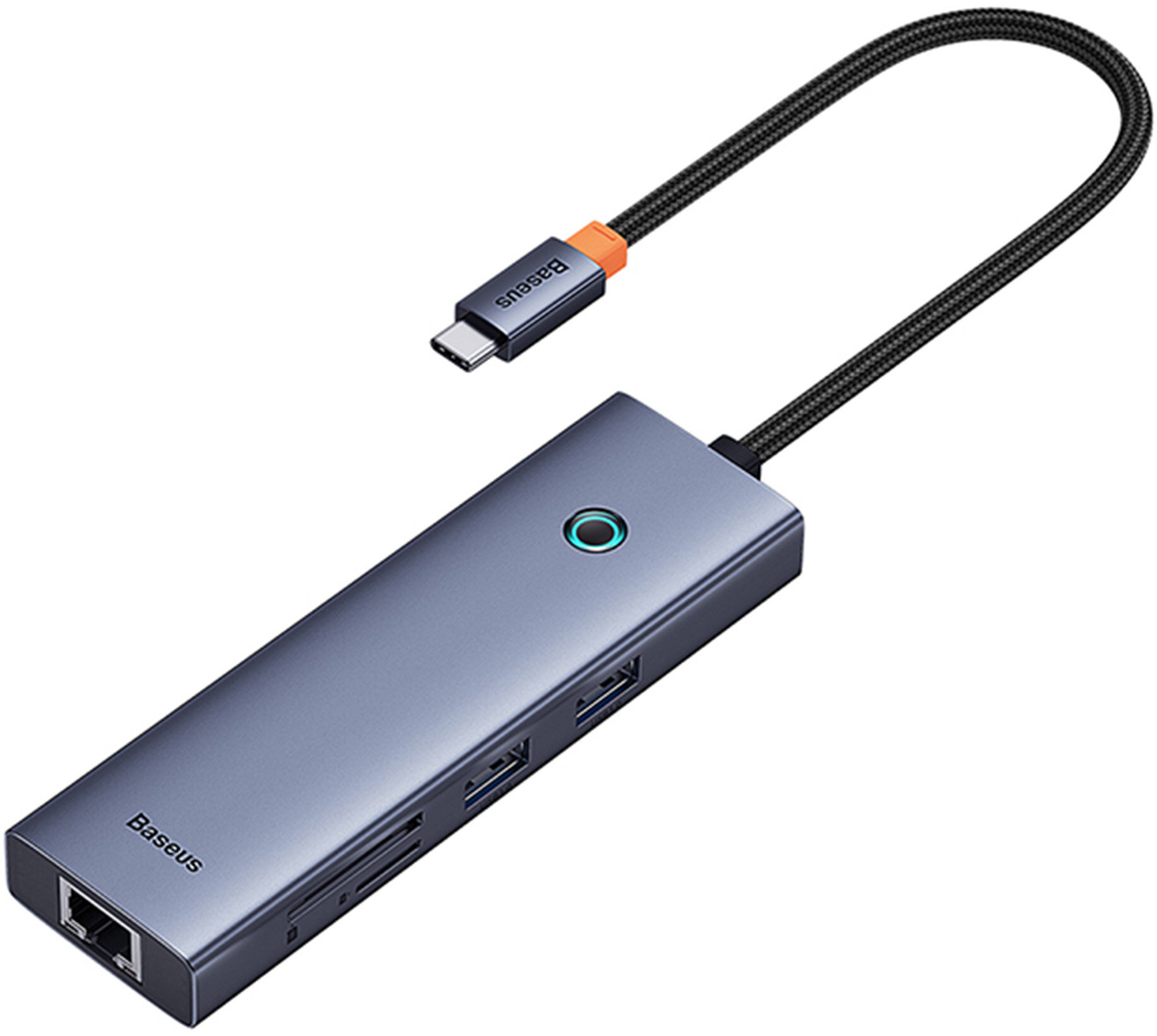 Un hub USB-C rettangolare grigio con più porte e un cavo collegato, su sfondo bianco.