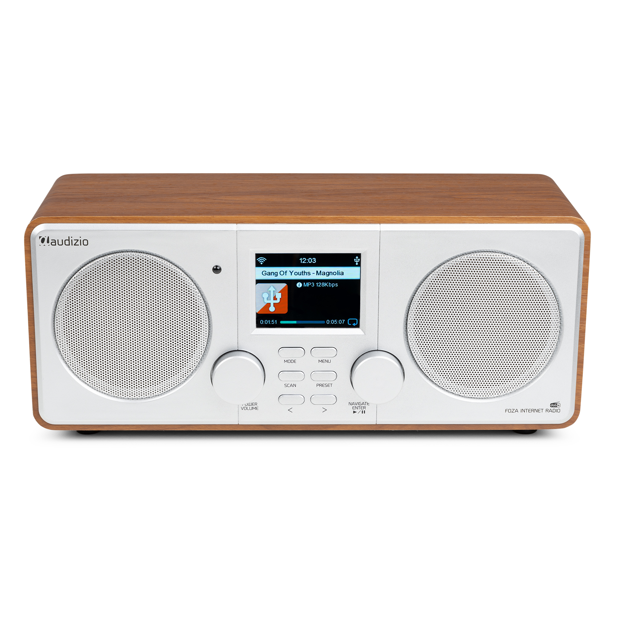 Radio de madera con pantalla digital que muestra la hora e información de radio.