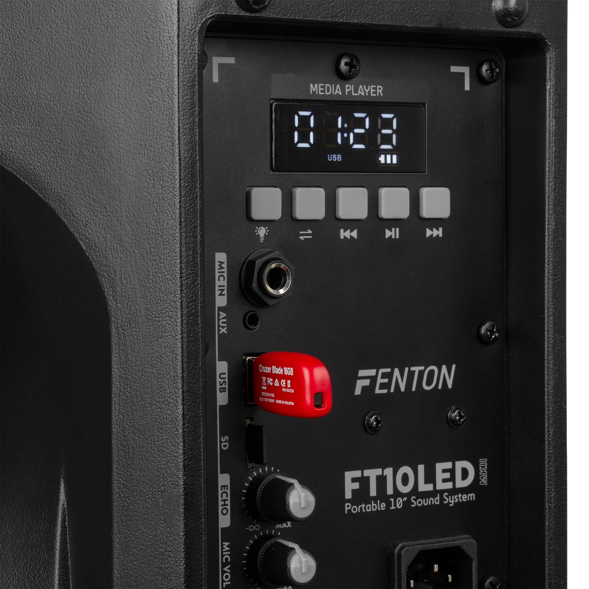 Panel trasero negro del altavoz. Pantallas, botones y entradas para USB, SD y Aux.