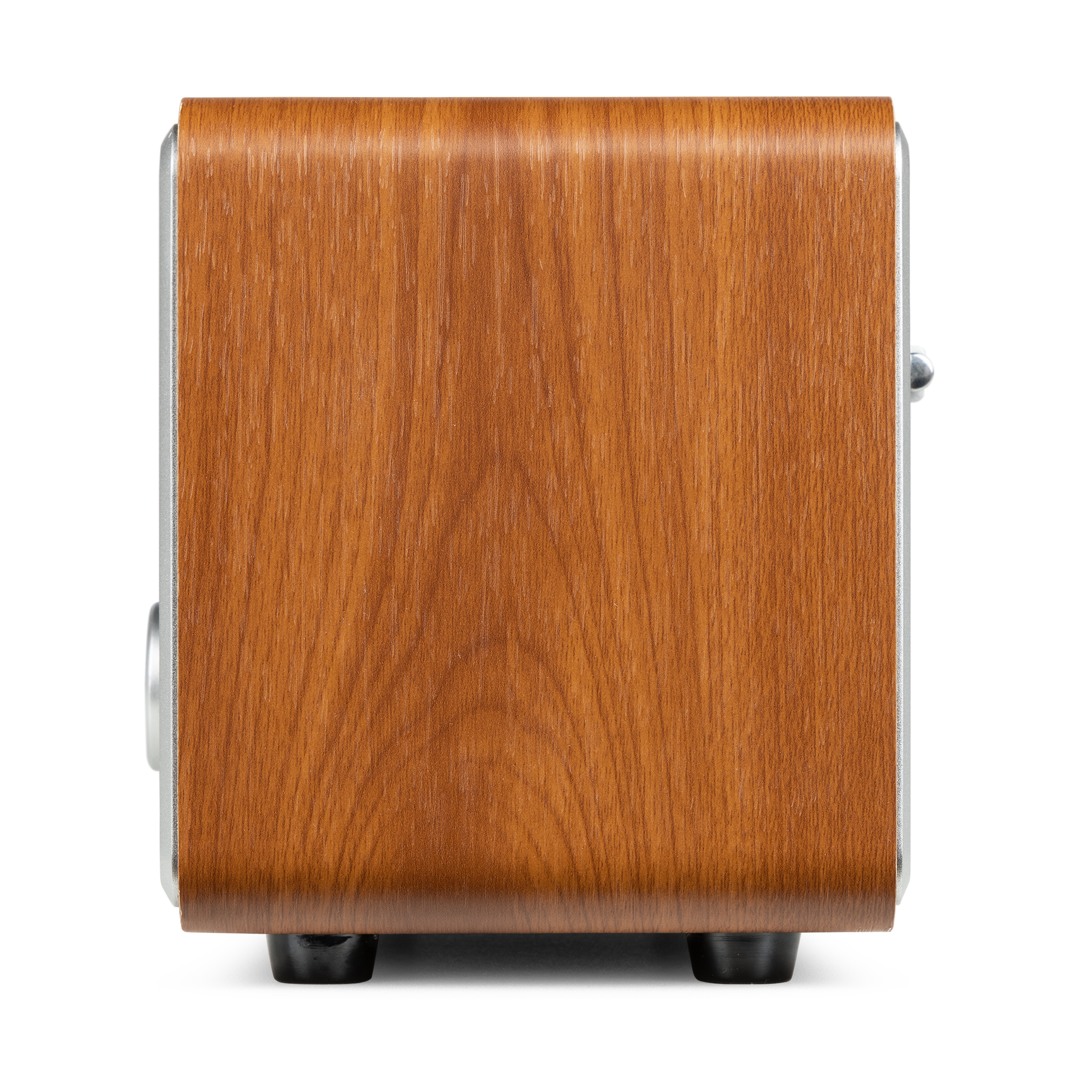 Vista lateral de un altavoz de madera con bordes plateados, base negra y un patrón natural de vetas de madera.