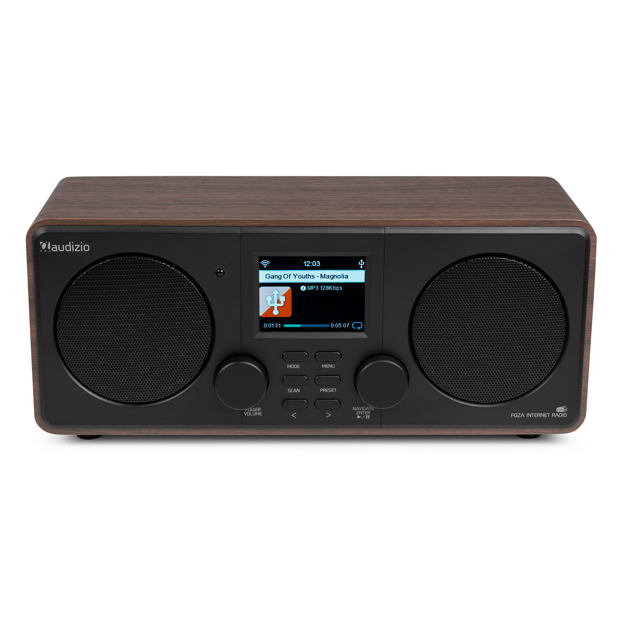 Radio de madera con frontal negro. Tiene una pantalla y dos altavoces. Texto y perillas blancos.