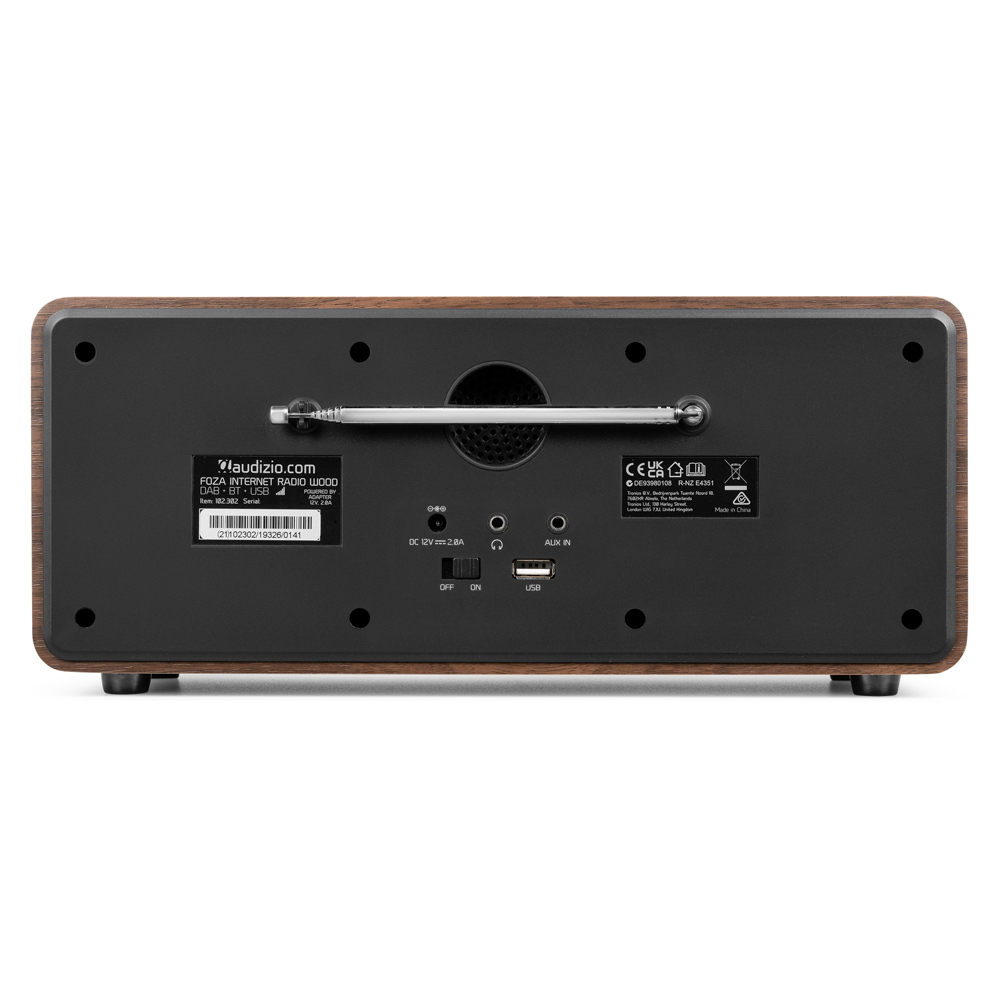 La parte trasera de una radio de madera con controles y conexiones. Muestra los detalles de la marca y el modelo.