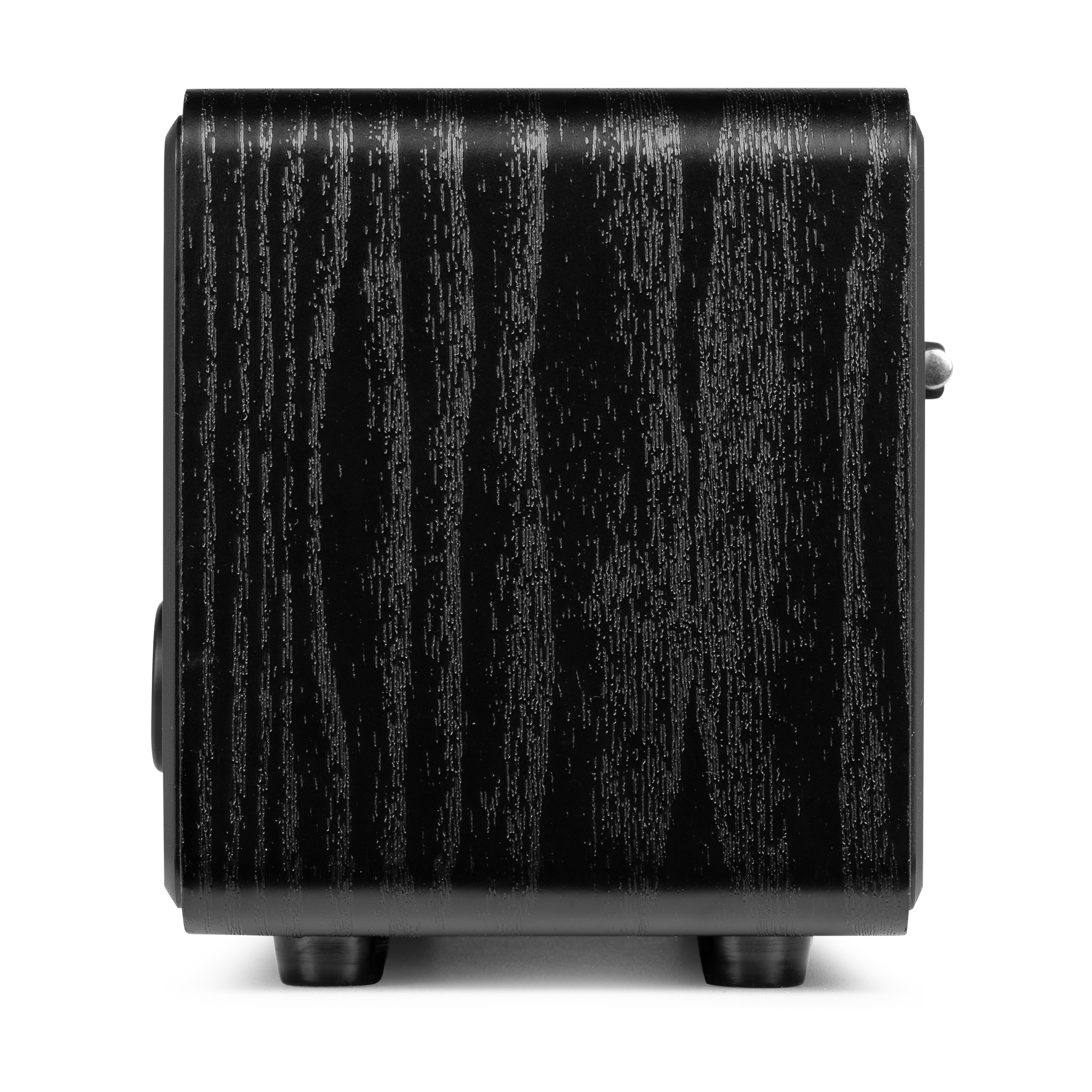 Un altavoz de madera negra con un acabado texturizado. Tiene una perilla de control plateada en el lateral.