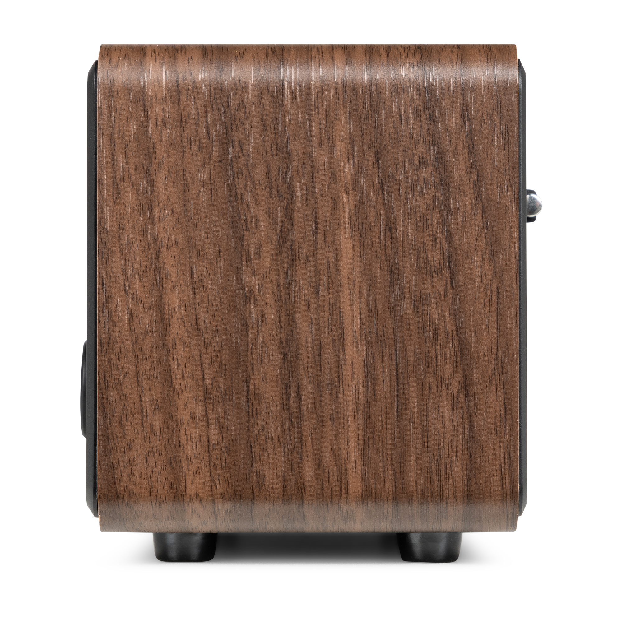 Un altavoz de madera, vista lateral. Tiene un acabado de vetas de madera marrón y detalles y patas negras.