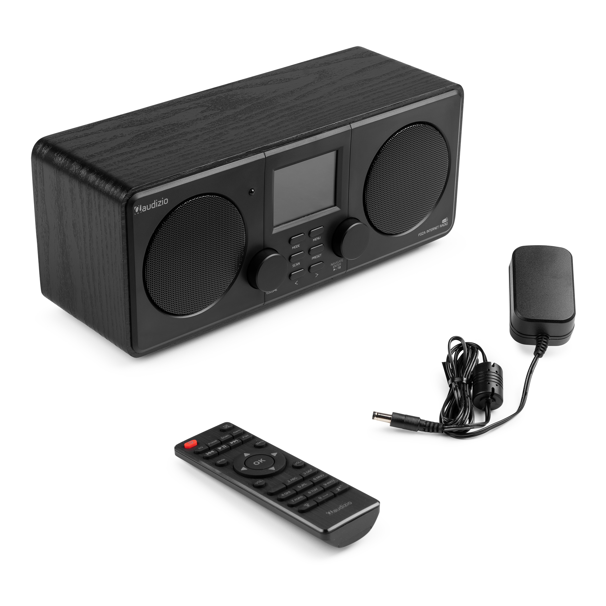 Una radio de madera negra con mando a distancia y adaptador de corriente sobre fondo blanco.