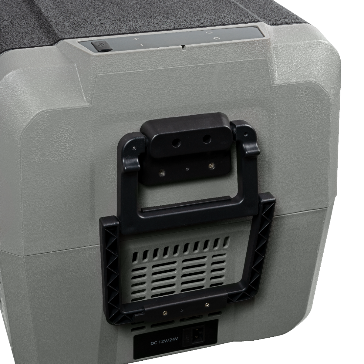Nahaufnahme einer grauen Kühlbox mit schwarzem Griff und DC 12V/24V Stromanschluss auf der Rückseite.