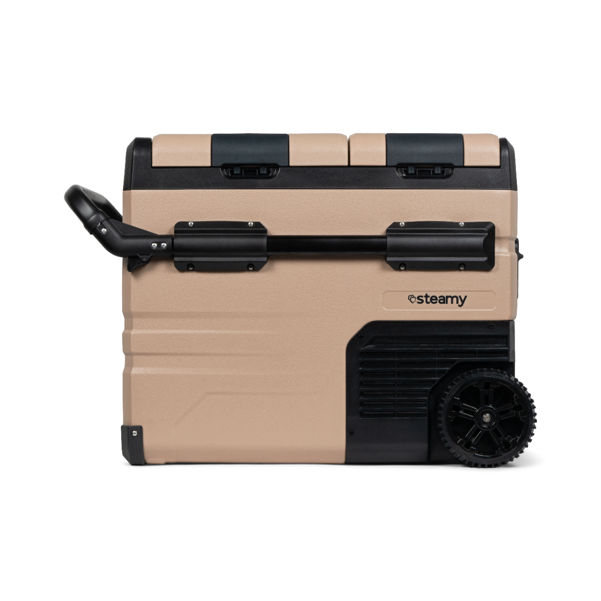 Beige Kühlbox mit schwarzen Akzenten, Rädern und Griff. Schwarzer Hintergrund.