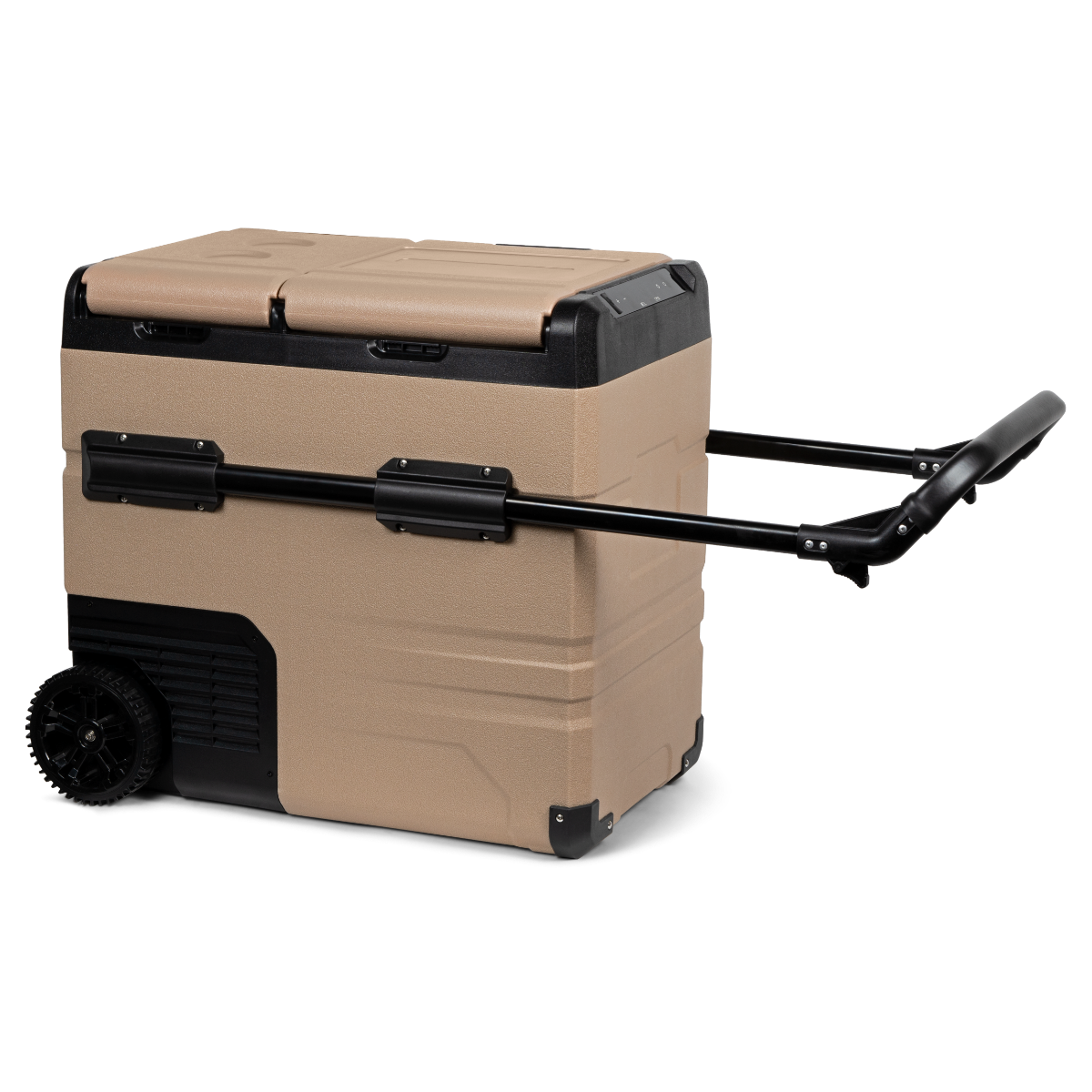 Eine tragbare Kühlbox auf Rädern, beige und schwarz. Schwarzer Griff ausgezogen. Schwarzer Hintergrund.