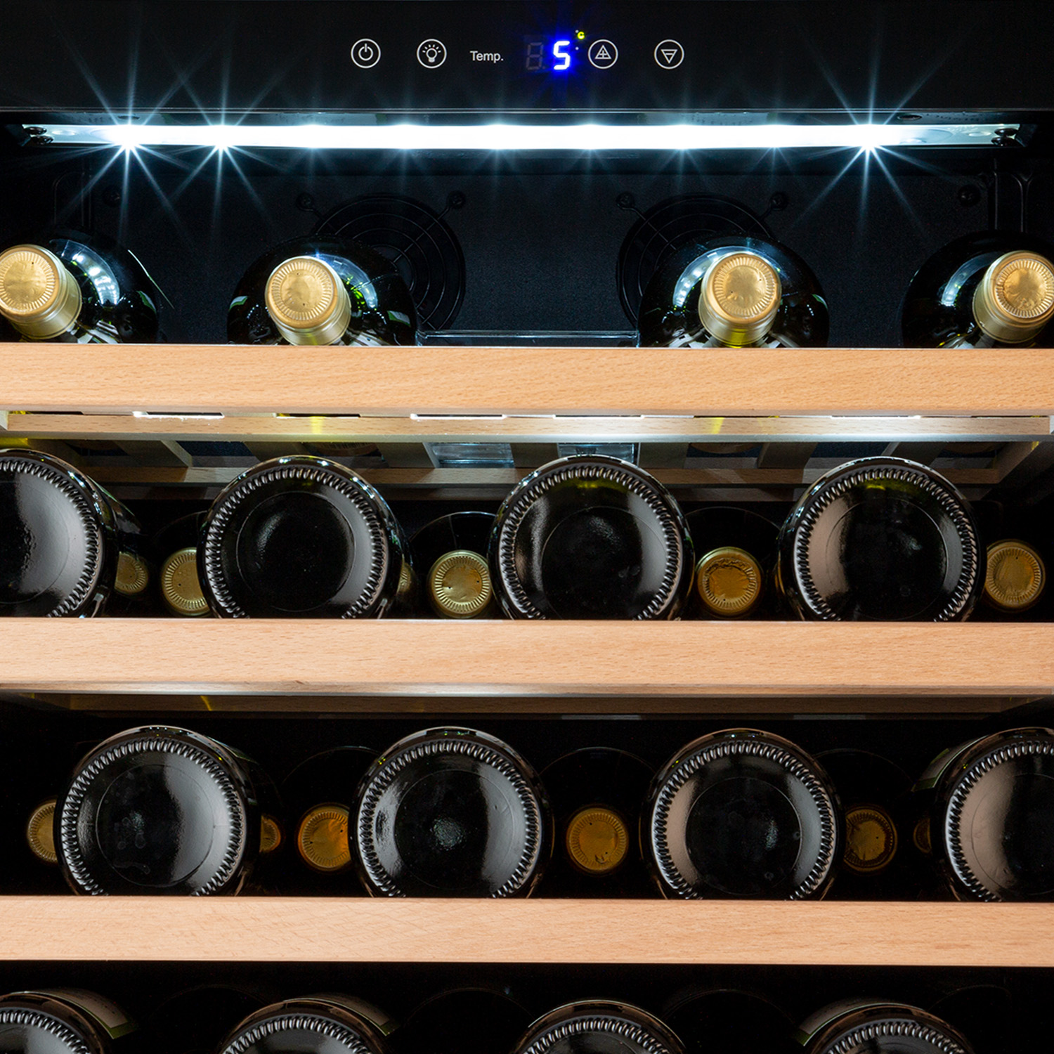 Wein-Kühler-Innenraum mit Flaschen auf Holzregalen, beleuchtet von LED-Leuchten.