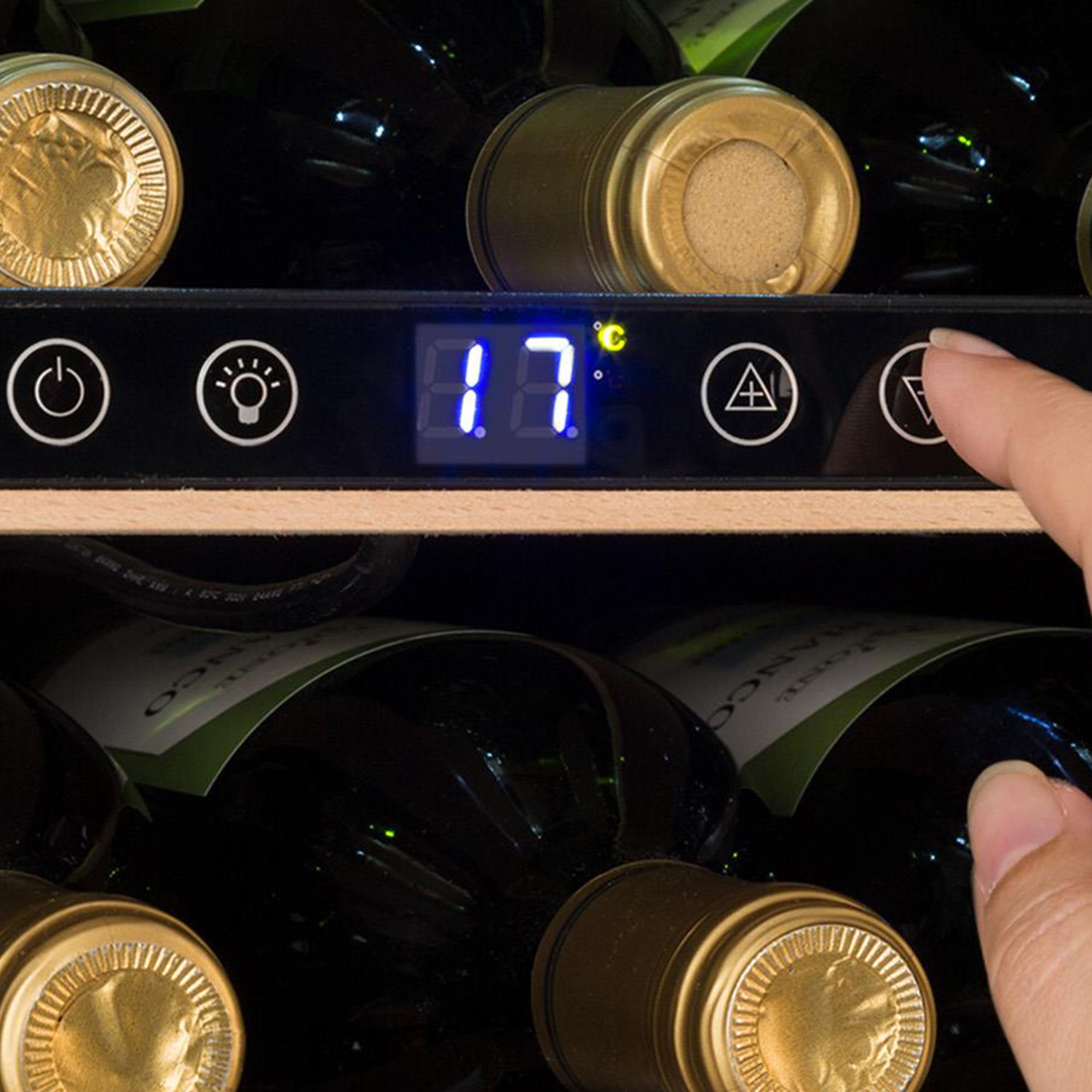 Weinflaschen in einem Kühler, mit digitaler Anzeige von 17 Grad Celsius und Handeinstellung.