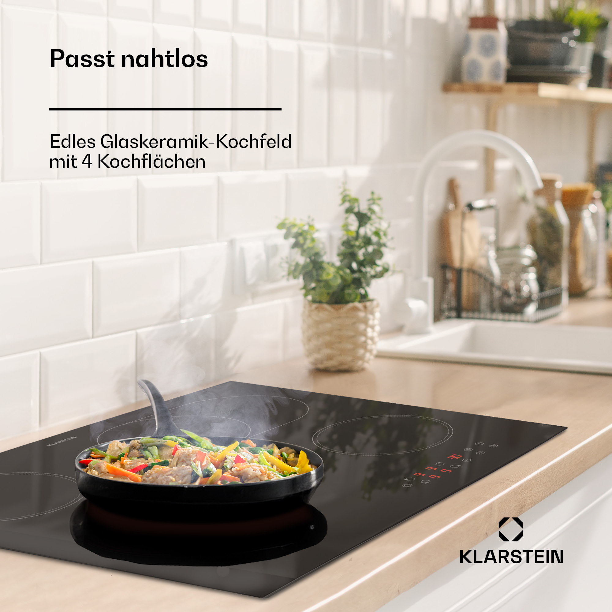 Schwarzes Induktionskochfeld mit einer Pfanne, in der Essen zubereitet wird, auf einer Holz-Arbeitsplatte.