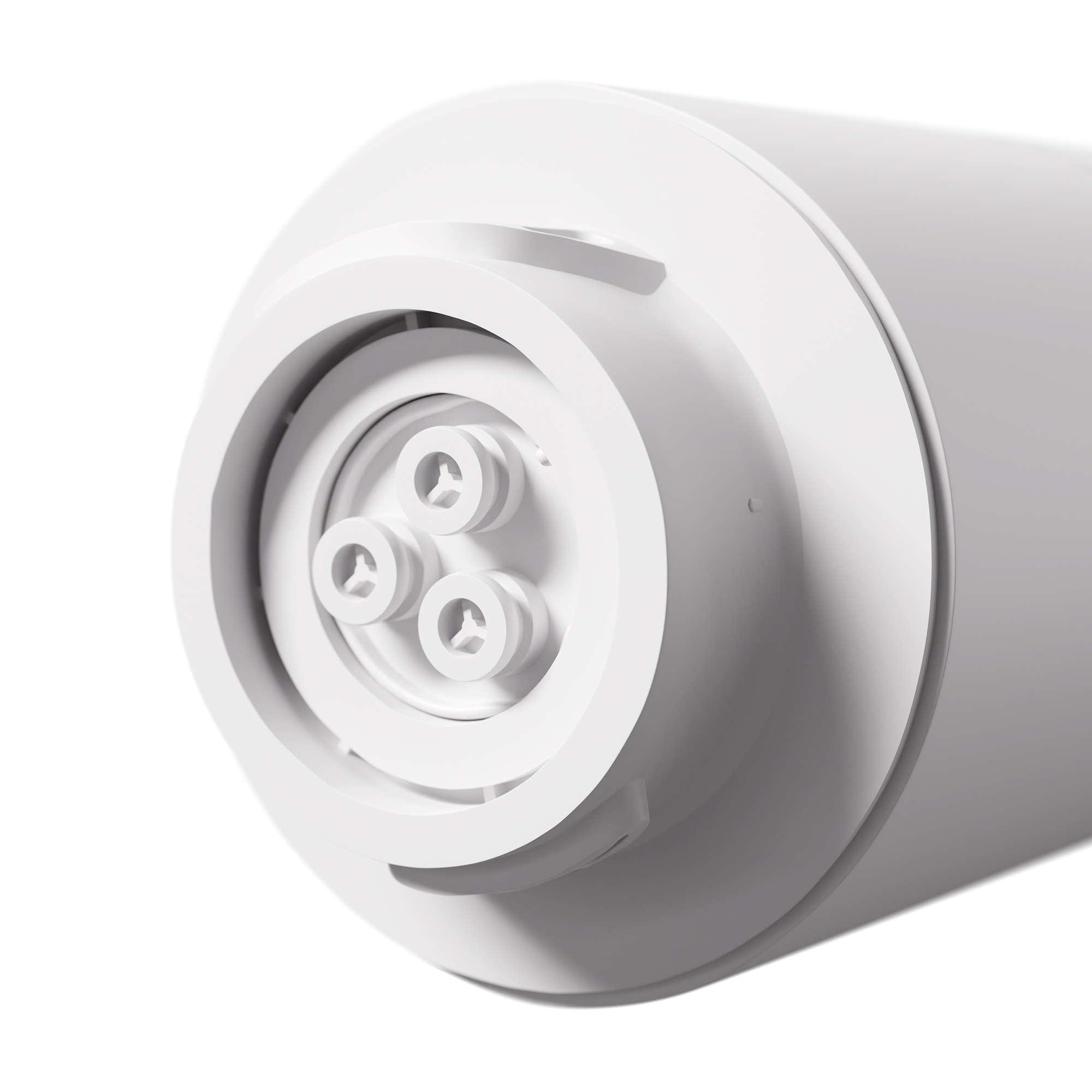Ein weißer Ladestecker für Elektroautos. Der Stecker hat drei Löcher.