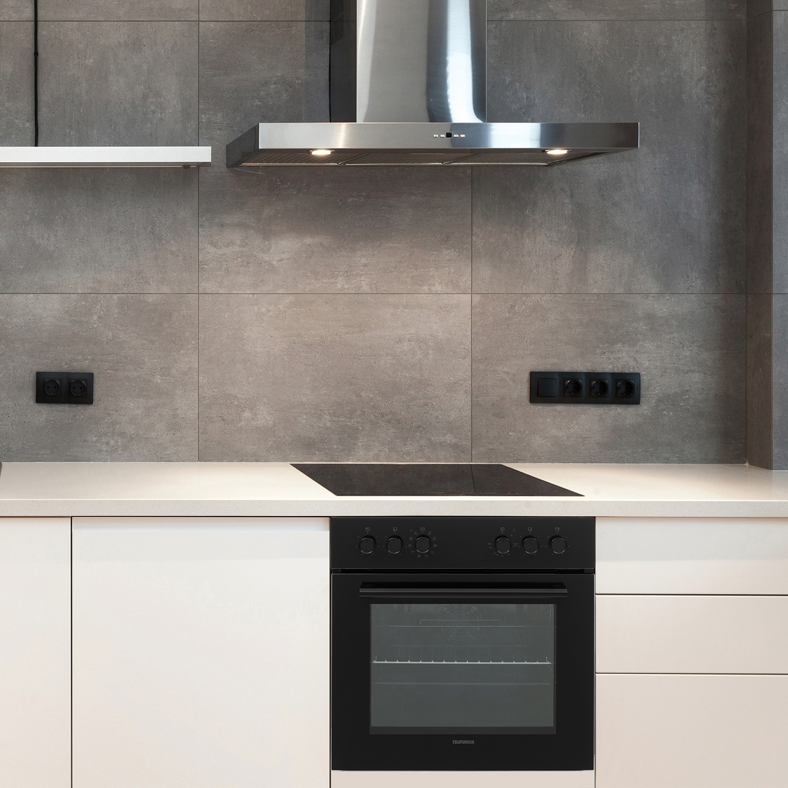 Modernes Kücheninterieur mit weißen Schränken, grauer Fliesenspritzschutz und Geräten.