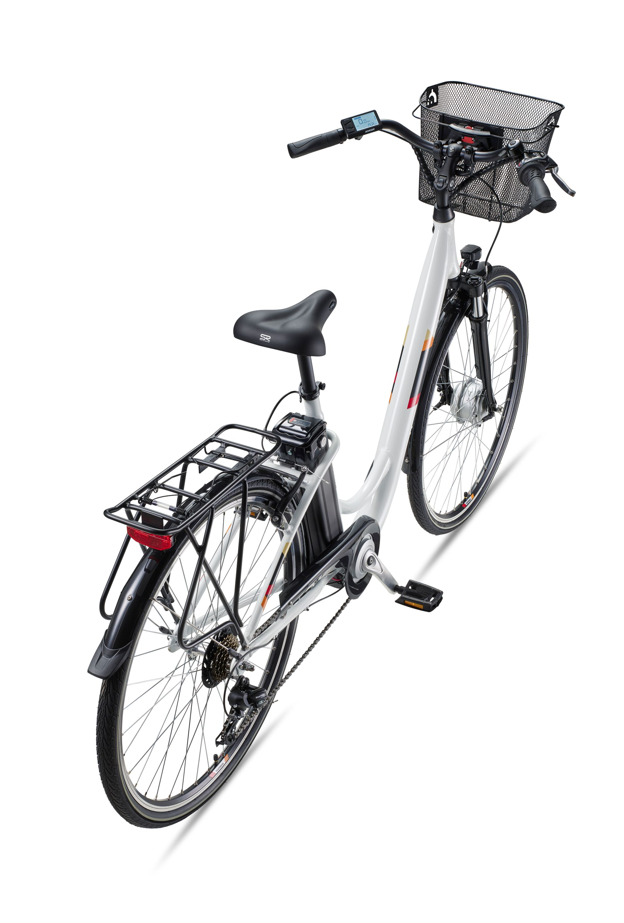 Weißes Elektrofahrrad mit Korb, schwarzen Komponenten und einem schwarzen Sitz, vor weißem Hintergrund.