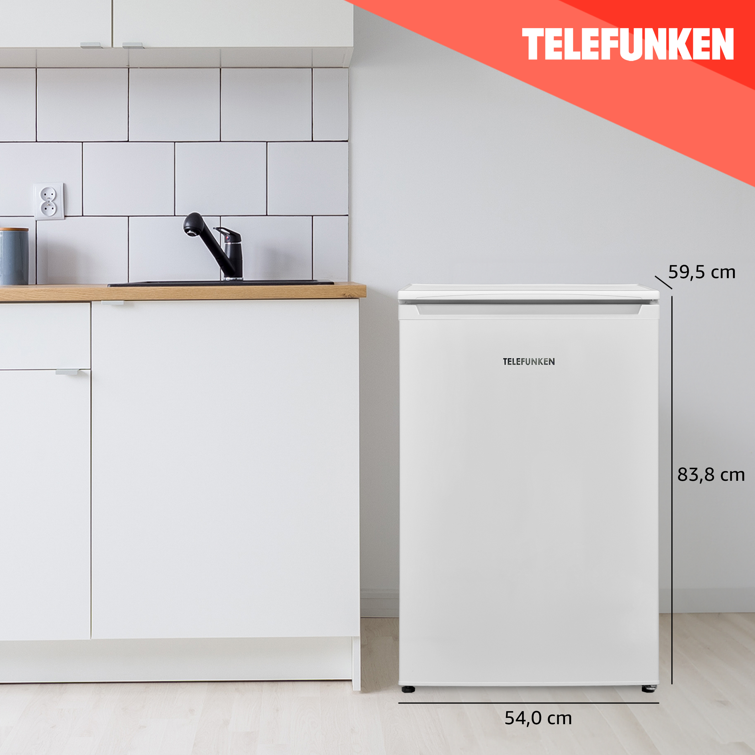 Ein weißer Telefunken-Kühlschrank neben einer weißen Küchenzeile, mit angegebenen Abmessungen.