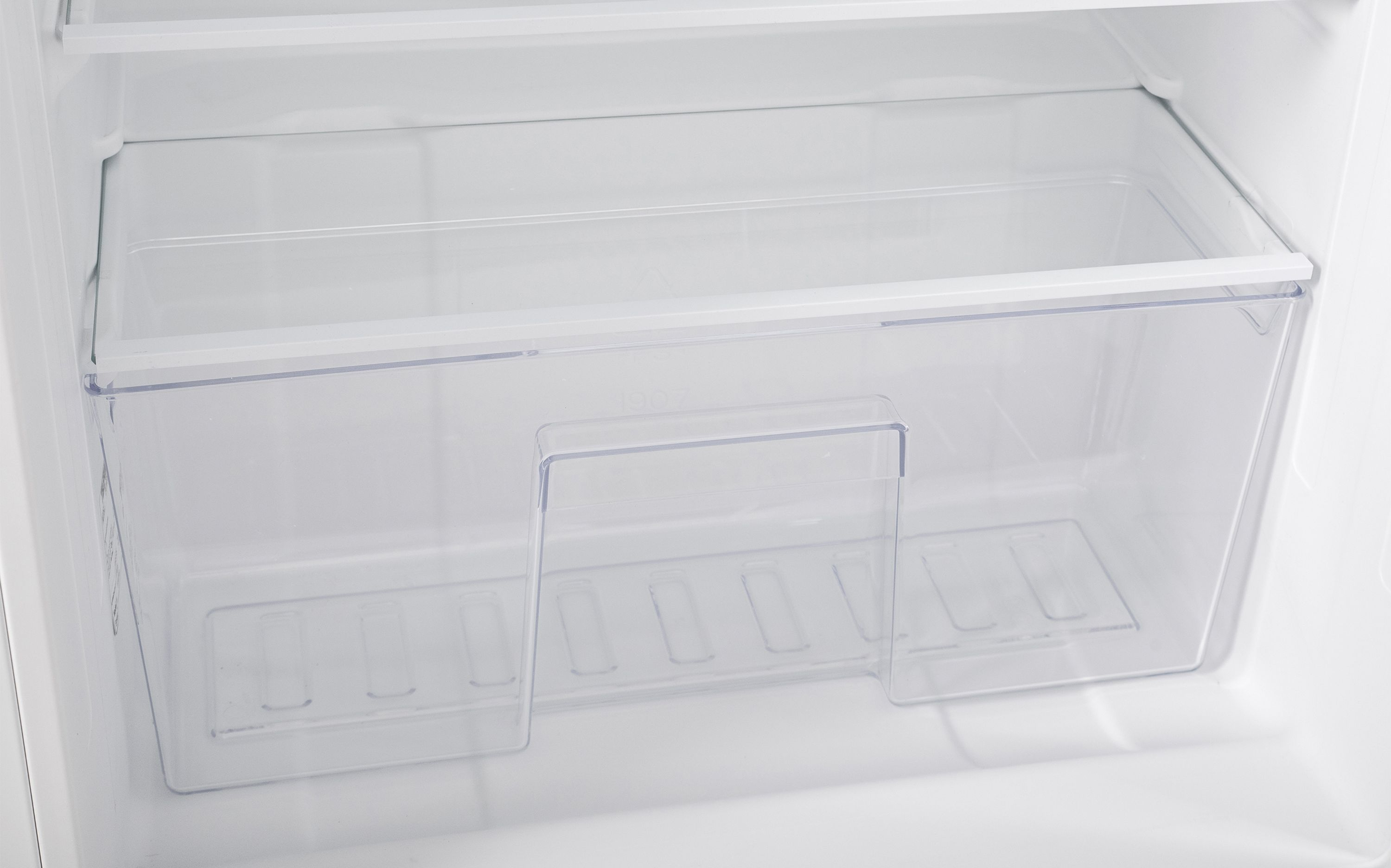 Innerhalb eines transparenten Kühlschranks. Leere Schubladen sind sichtbar.