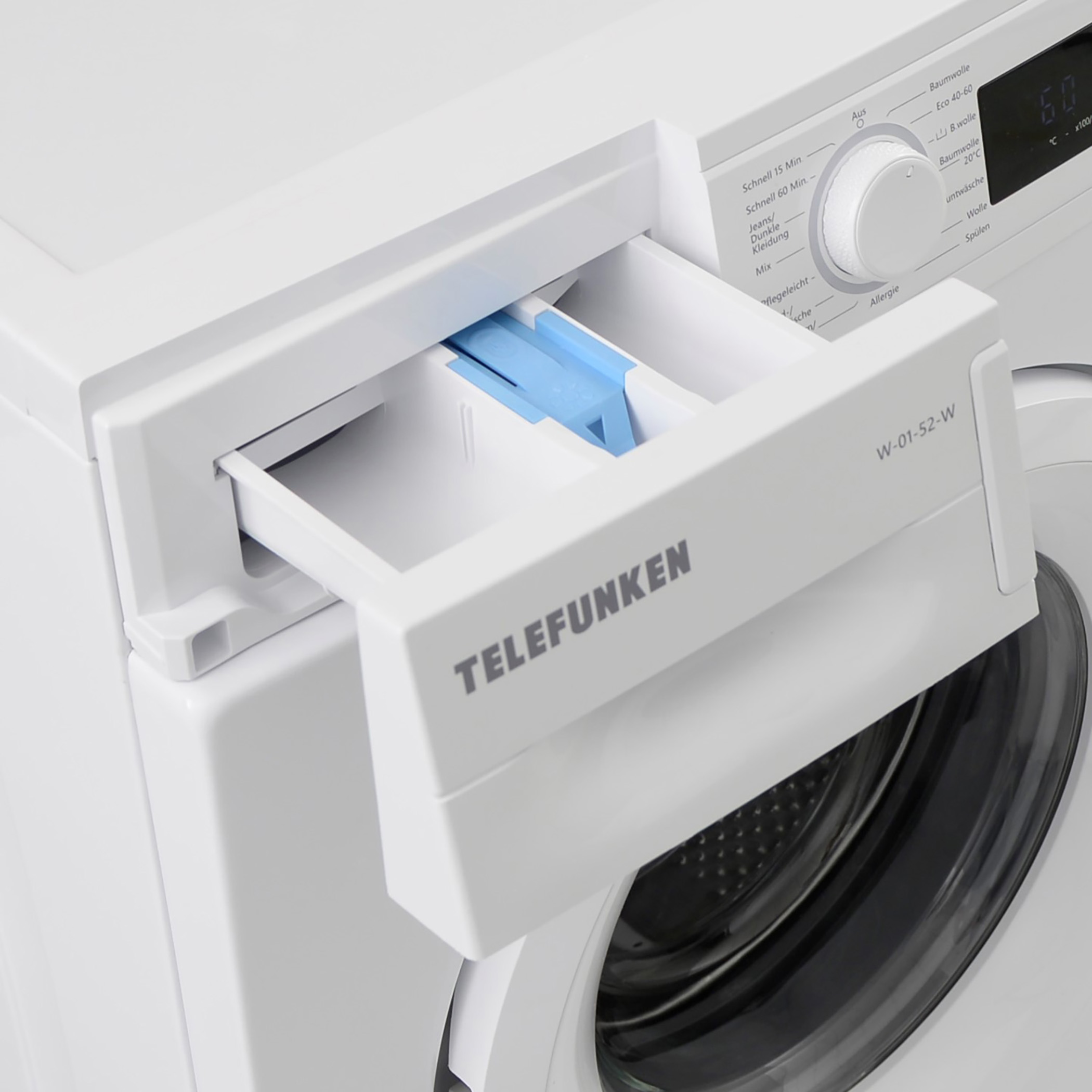 Weiße Waschmaschine mit geöffneter Waschmittelschublade. Telefunken-Logo sichtbar. Weißer Hintergrund.