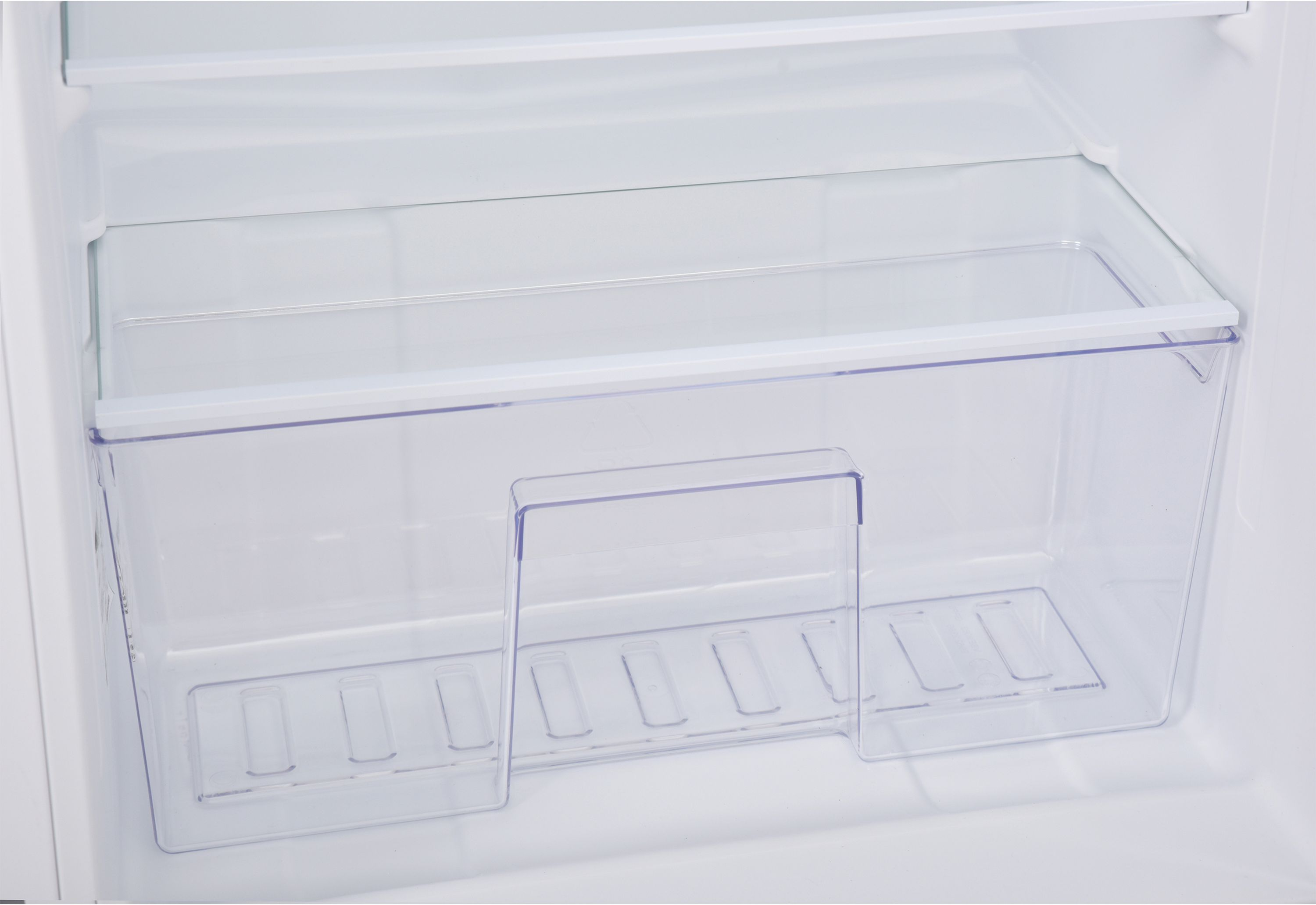 Transparente Gemüseschublade des Kühlschranks. Es hat eine transparente Trennwand. Weißer Hintergrund.