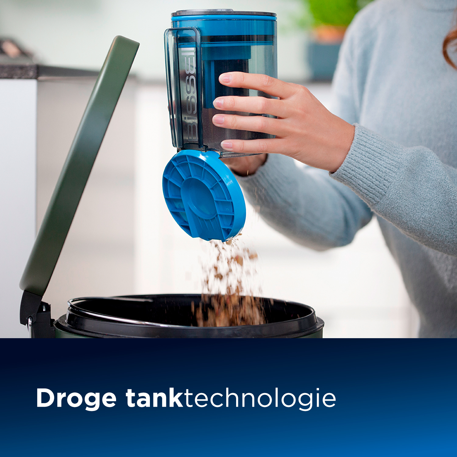 Kobieta opróżnia pojemnik na kurz odkurzacza do kosza na śmieci. Tekst: "Droge tanktechnologie".