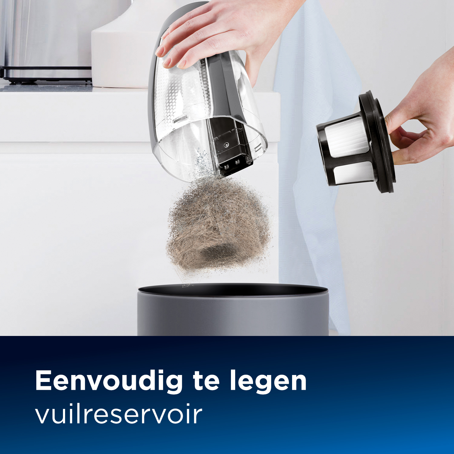 Hände leeren den Staubbehälter eines Staubsaugers in einen grauen Behälter, Filter sichtbar.
