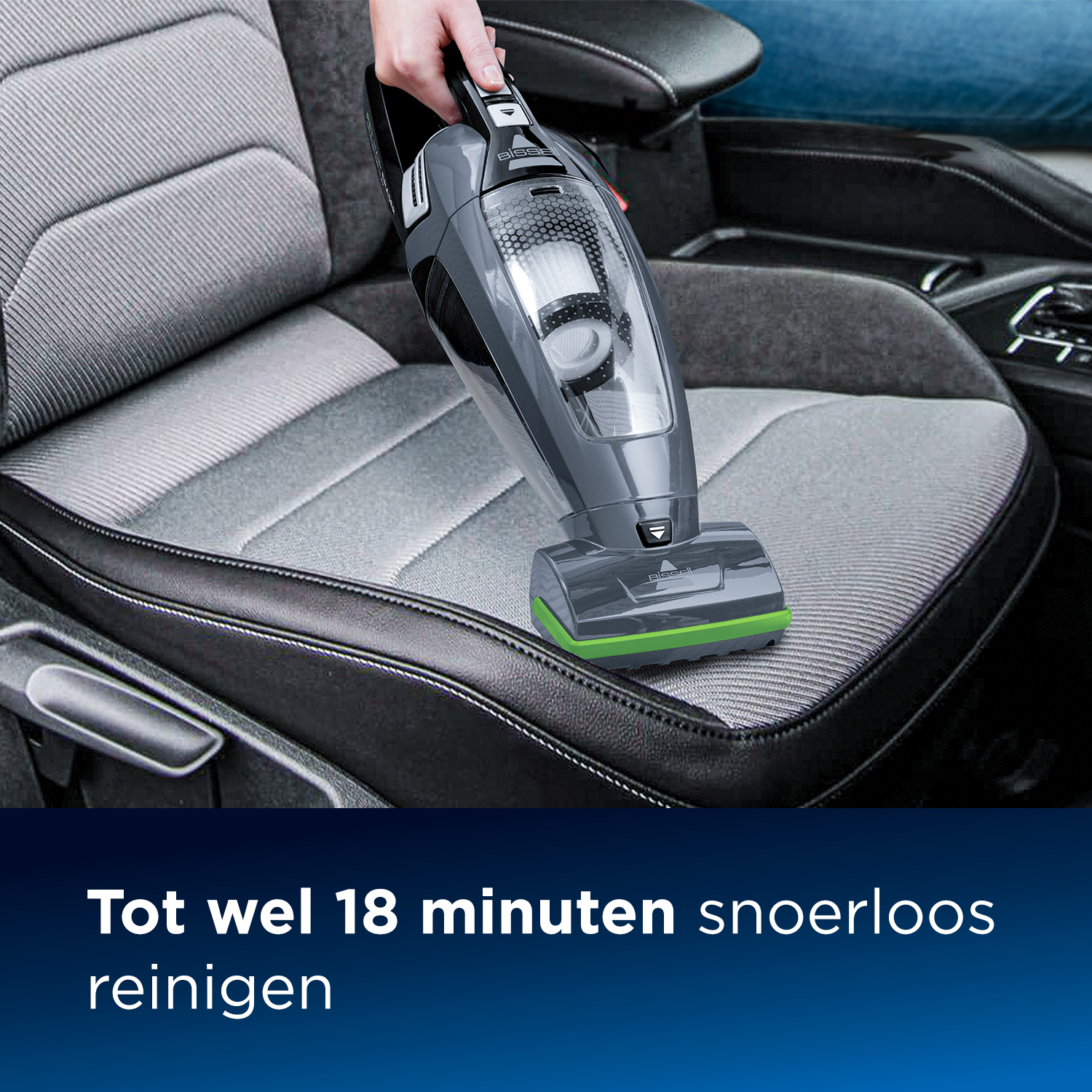 Aspirateur à main gris nettoyant un siège de voiture, texte bleu en dessous.