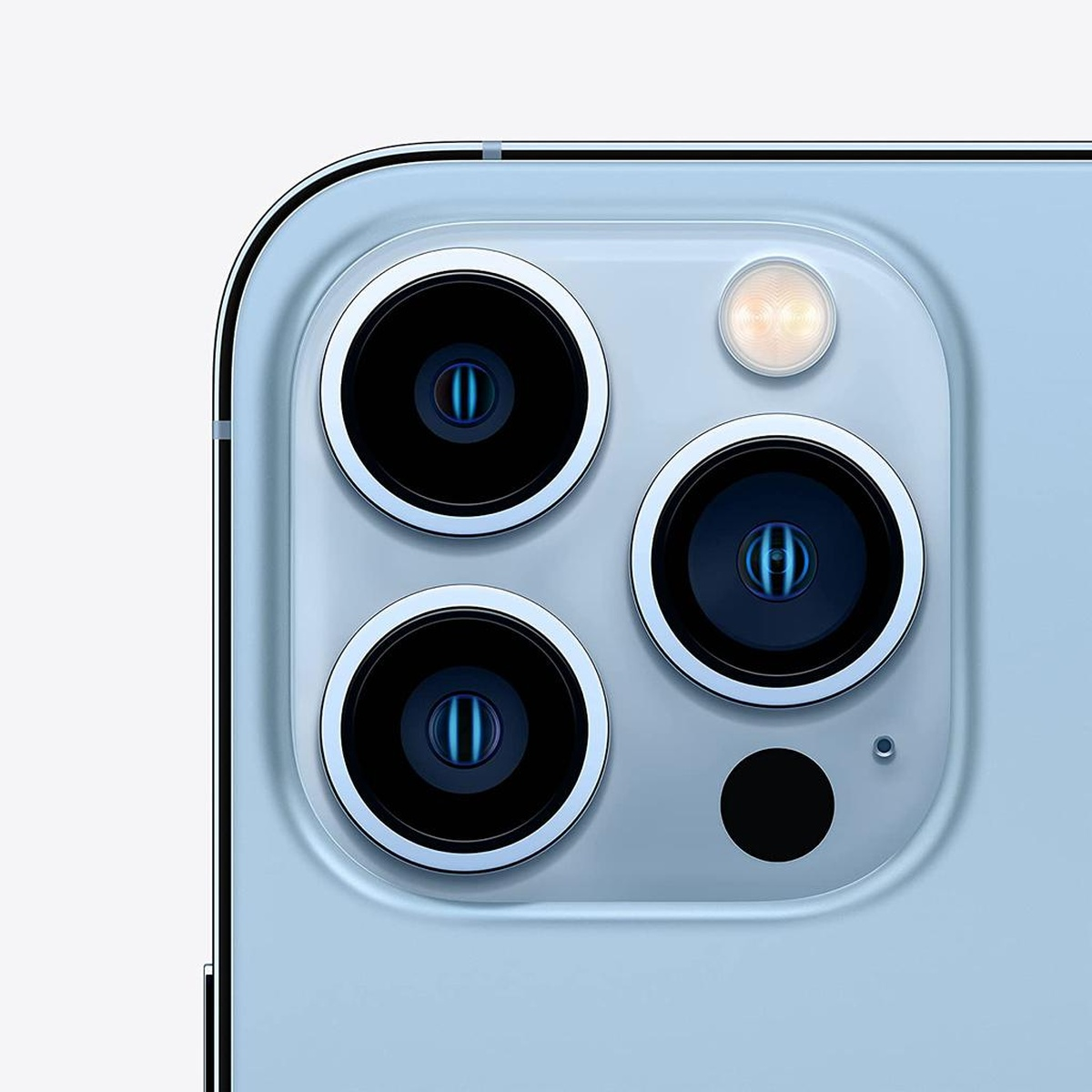 Primo piano delle fotocamere dell'iPhone. Tre obiettivi e flash. Retro azzurro.