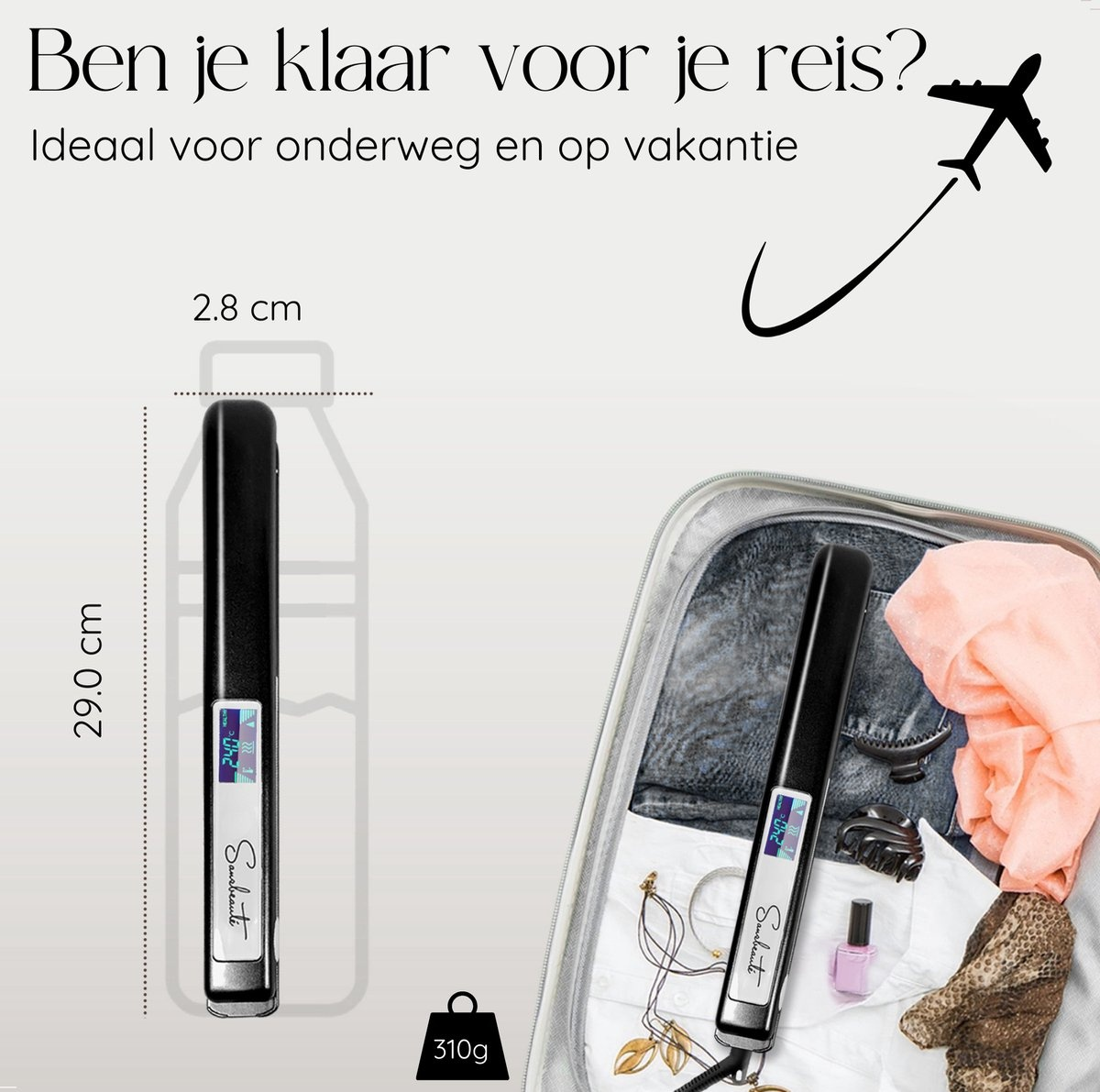Een stijltang met afmetingen zit in een koffer, naast accessoires. Klaar voor reizen en vakantie.