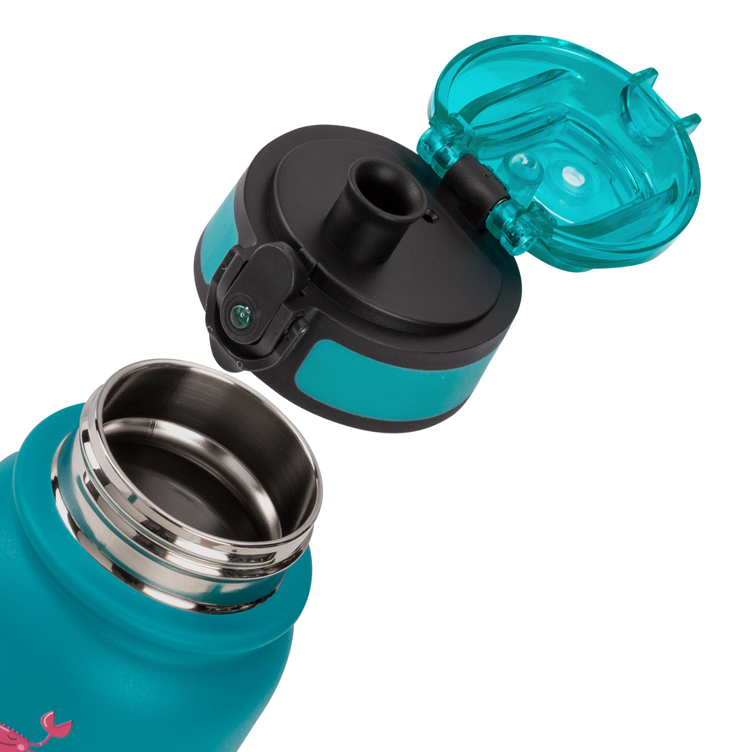 Una bottiglia d'acqua color verde acqua con coperchio aperto. Il coperchio è nero e verde acqua. Sfondo bianco.