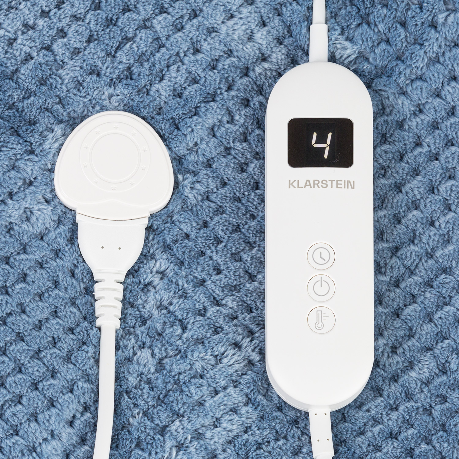 Controller bianco per scaldapiedi su tessuto blu. Pulsanti e un 4.
