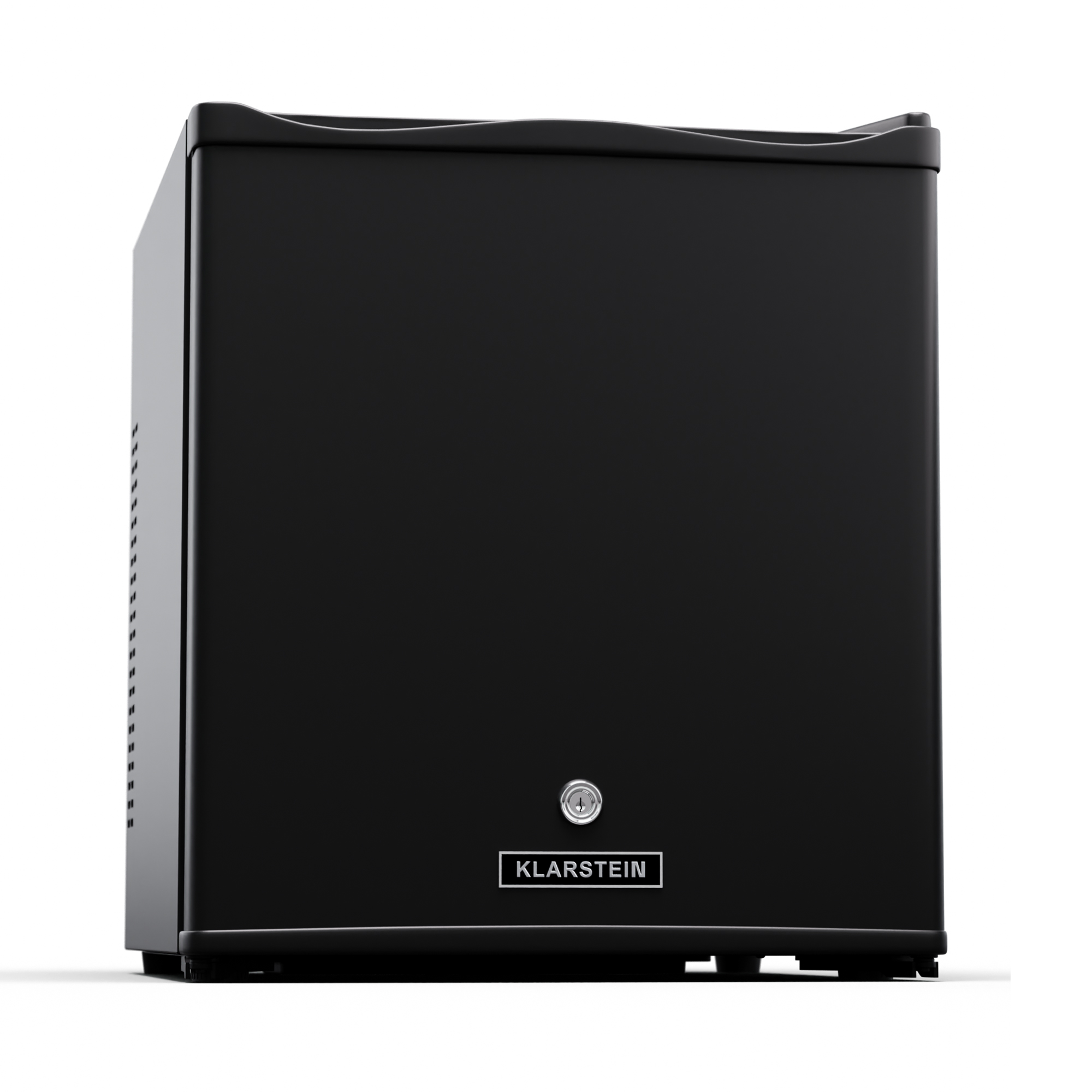 Un mini refrigerador negro con borde plateado y cerradura. Está sobre un fondo blanco.