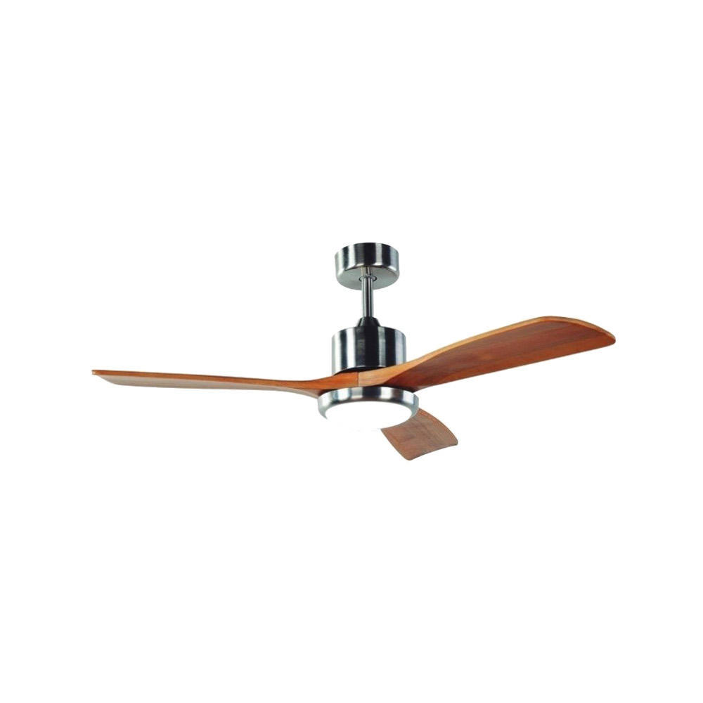 Ventilatore a soffitto con pale in legno e luce. Il ventilatore ha un alloggiamento motore argento.